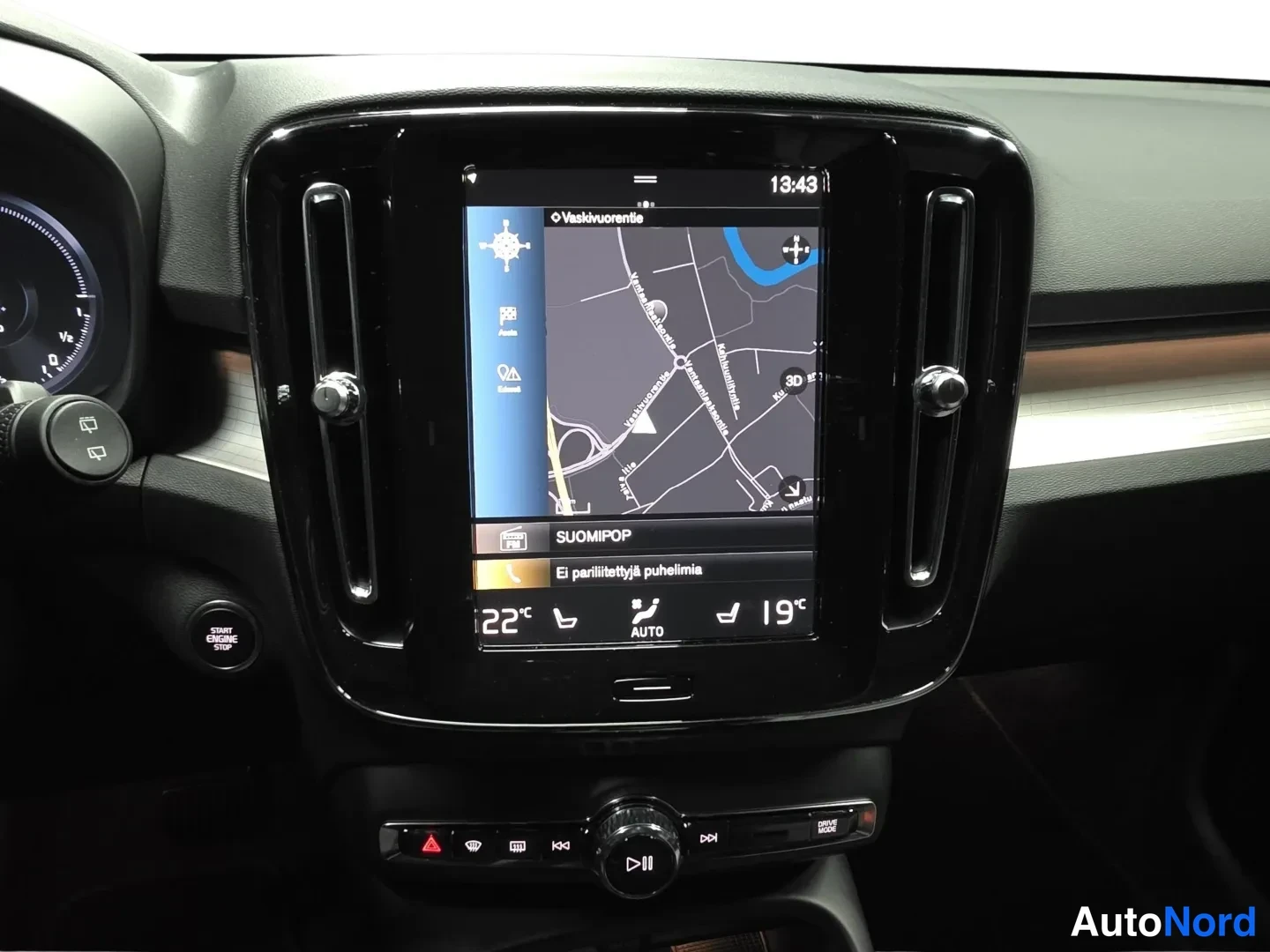 Red Volvo XC40 2024, photo 13
