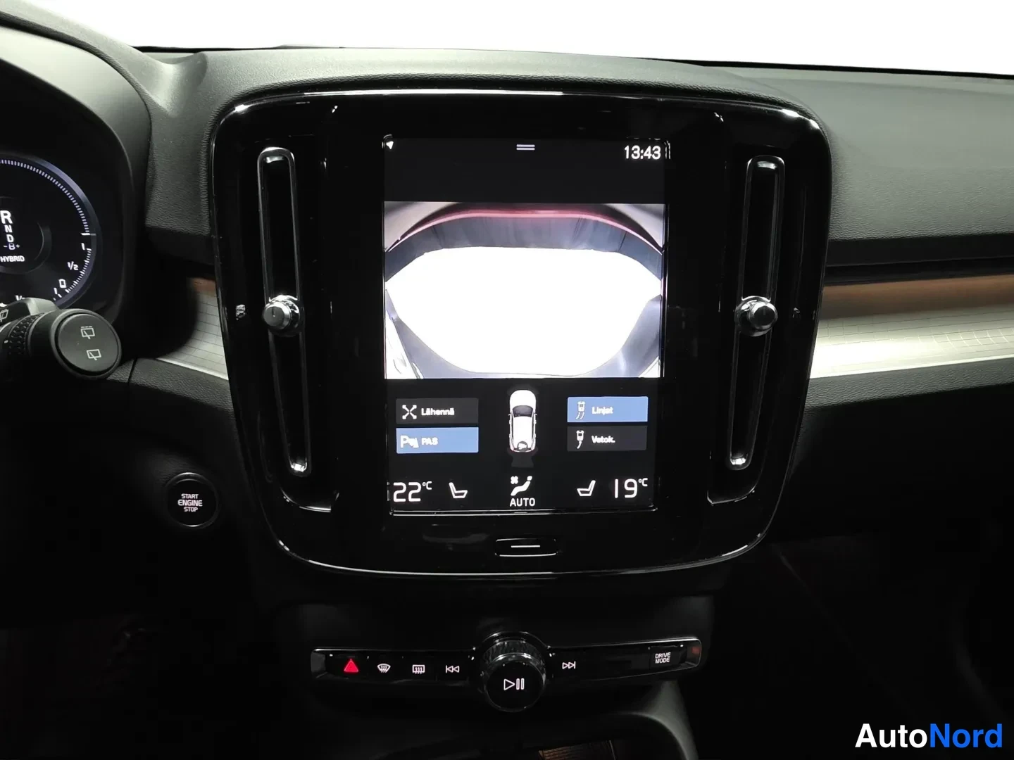 Red Volvo XC40 2024, photo 14