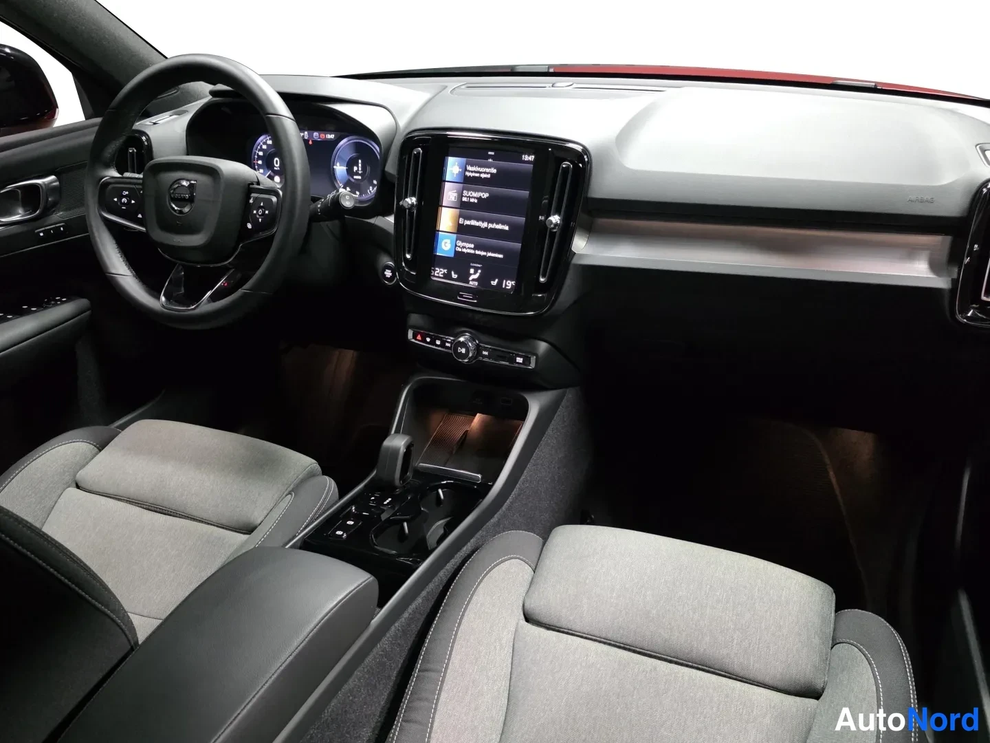Red Volvo XC40 2024, photo 17
