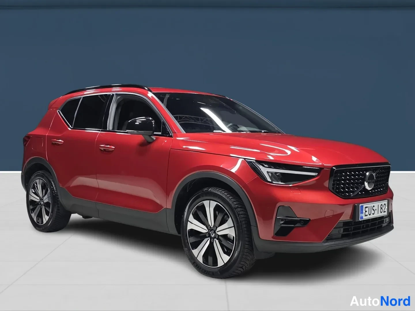 Red Volvo XC40 2024, front three-quarter, nose to the right, photo 2