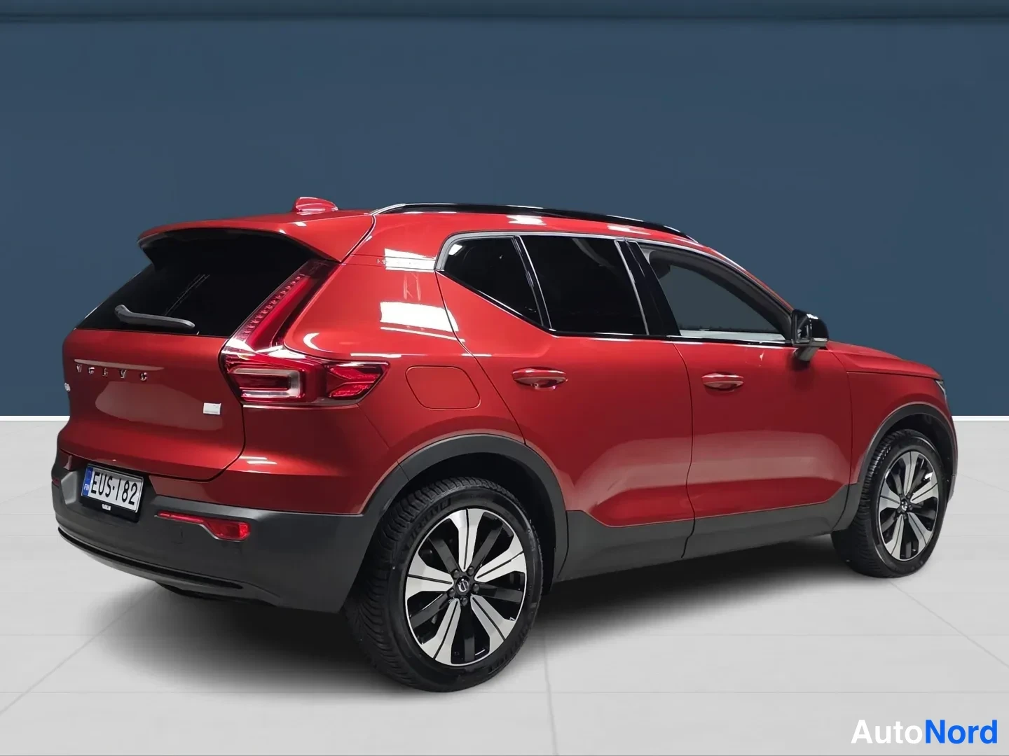 Red Volvo XC40 2024, rear three-quarter, photo 4