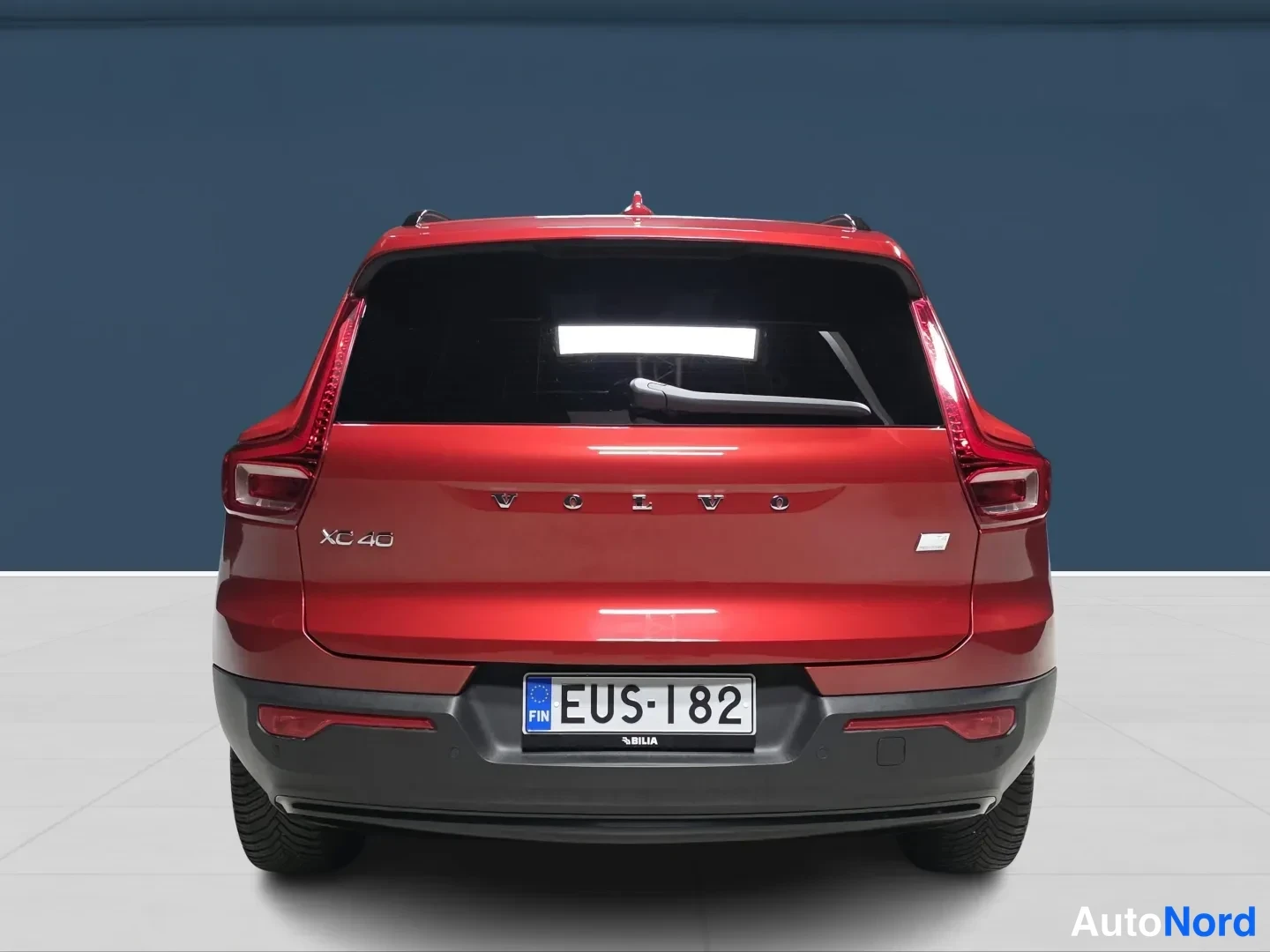 Red Volvo XC40 2024, rear, photo 6
