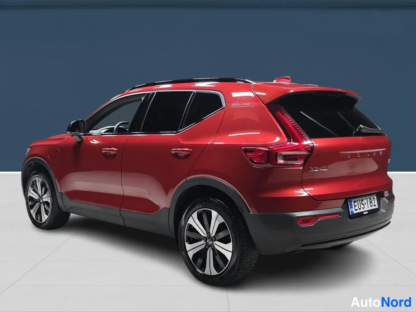 Red Volvo XC40 2024, rear three-quarter, photo 5