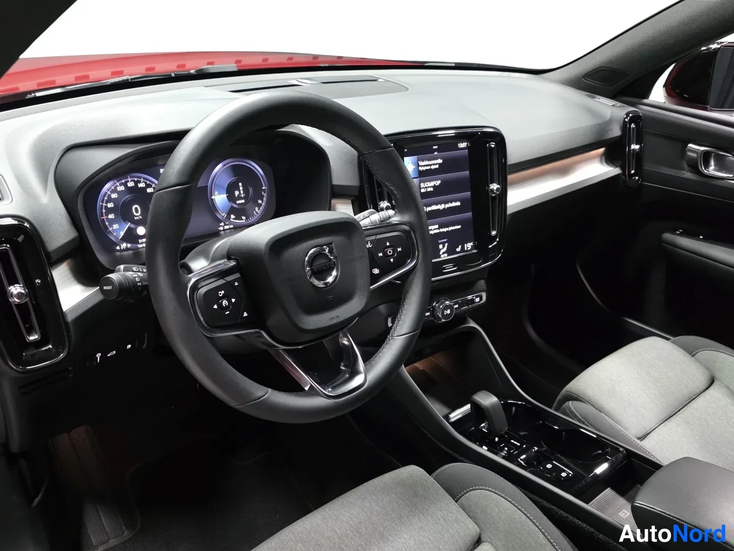 Red Volvo XC40 2024, photo 9