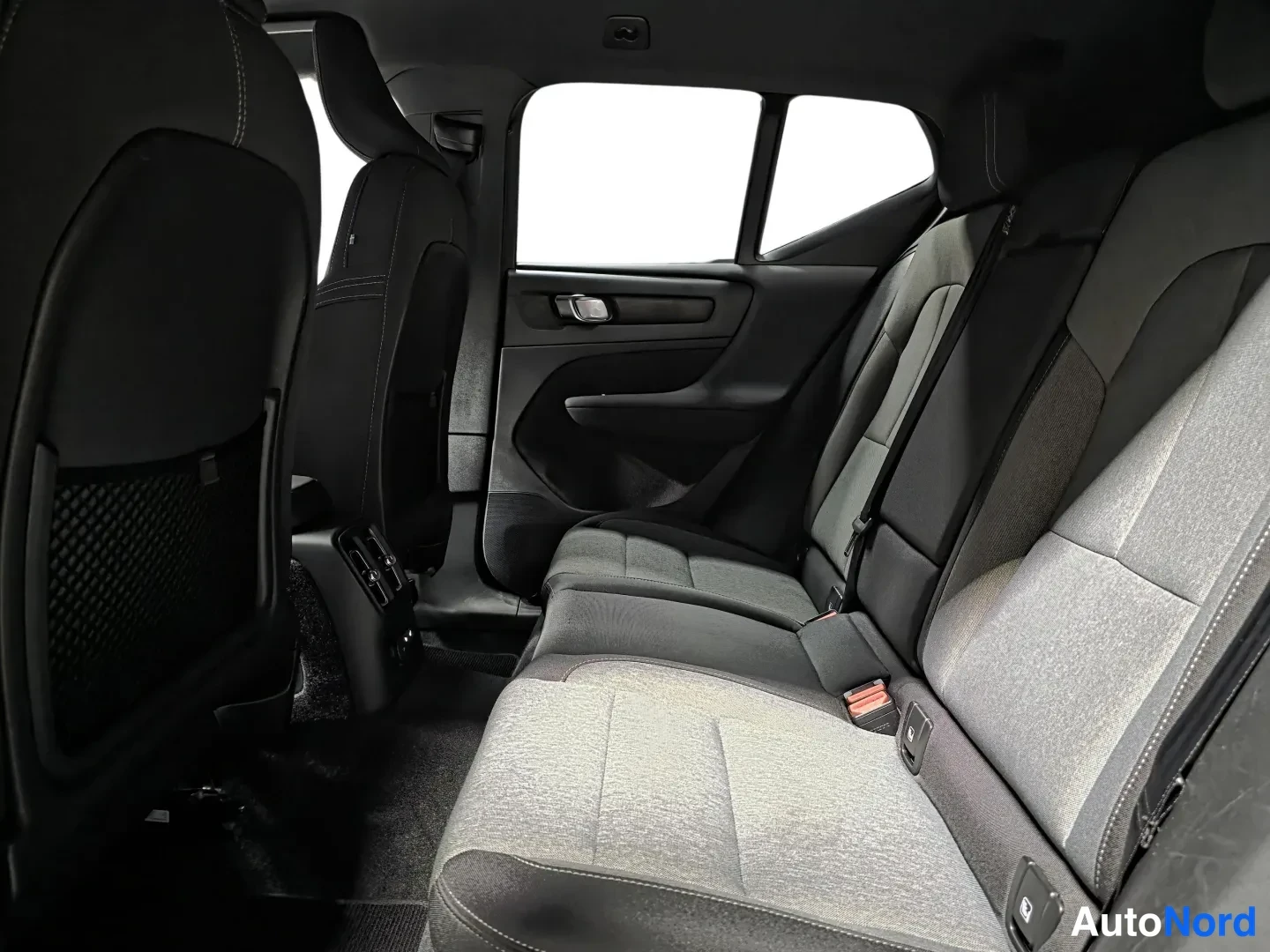 Red Volvo XC40 2024, photo 10