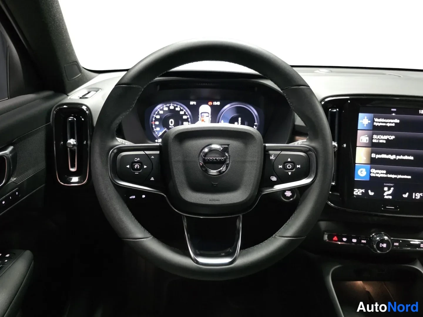 Red Volvo XC40 2024, photo 11