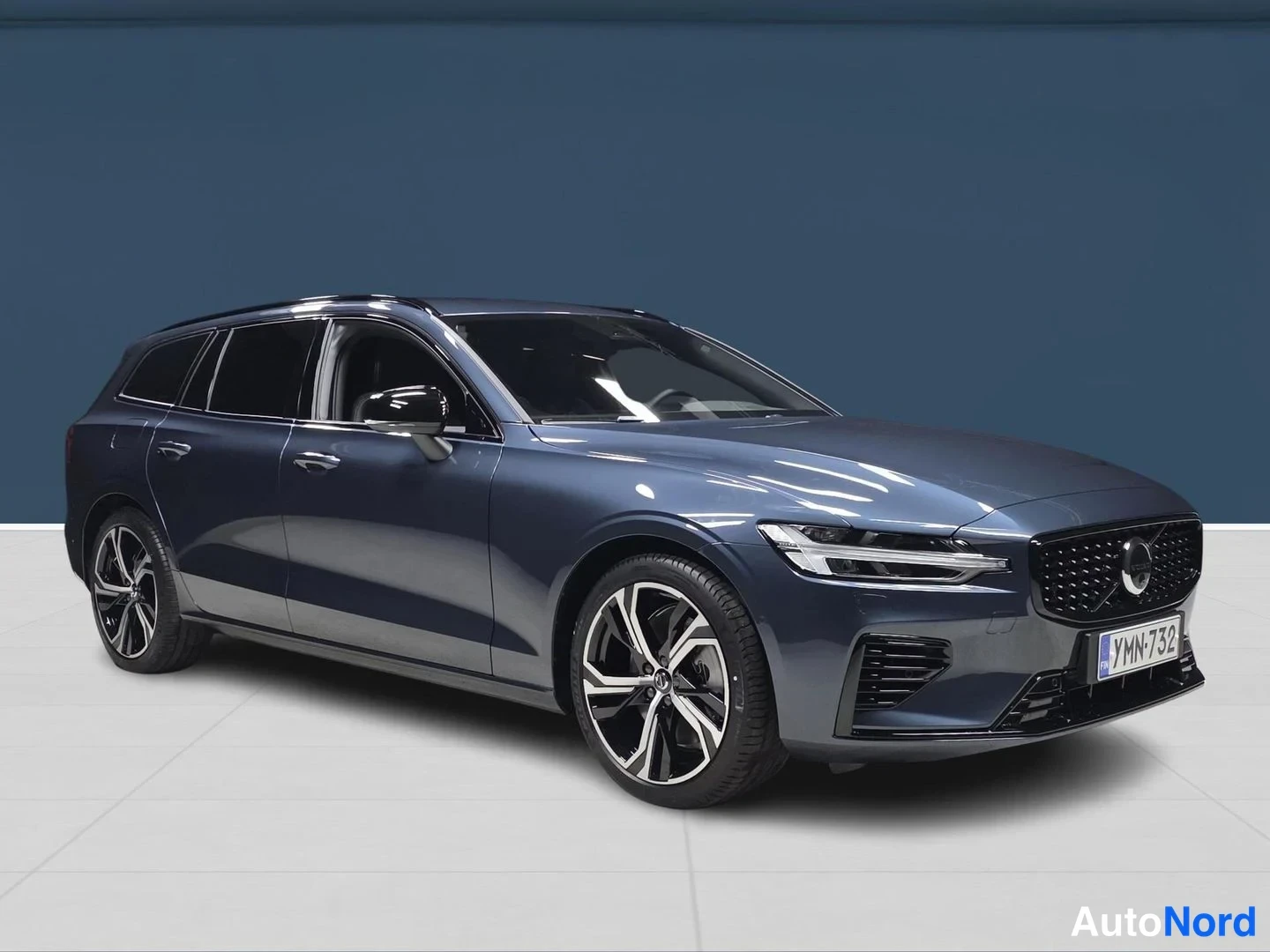 Blå Volvo V60 2026, snett framifrån, fronten åt höger, bild 2