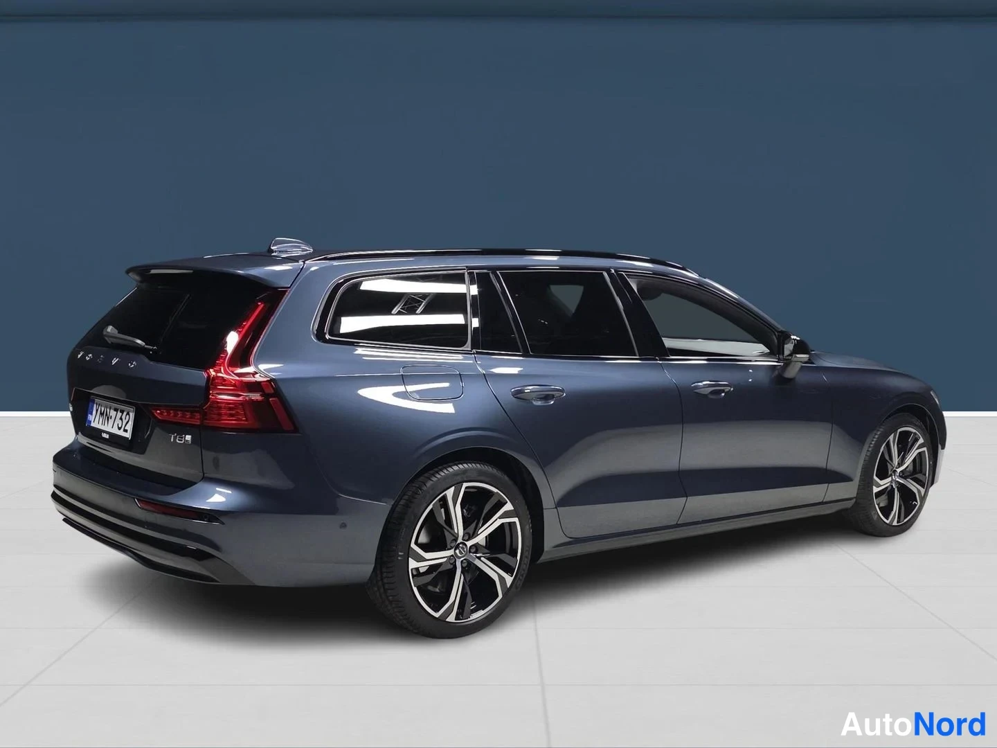 Blå Volvo V60 2026, snett bakifrån, bild 4
