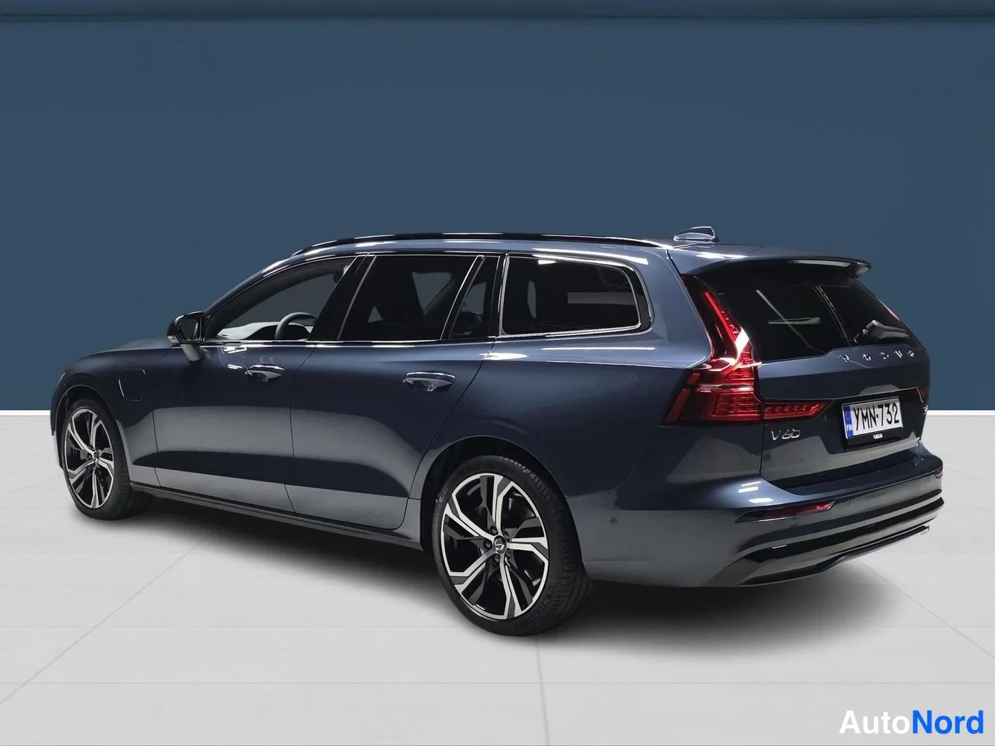Blå Volvo V60 2026, snett bakifrån, bild 5