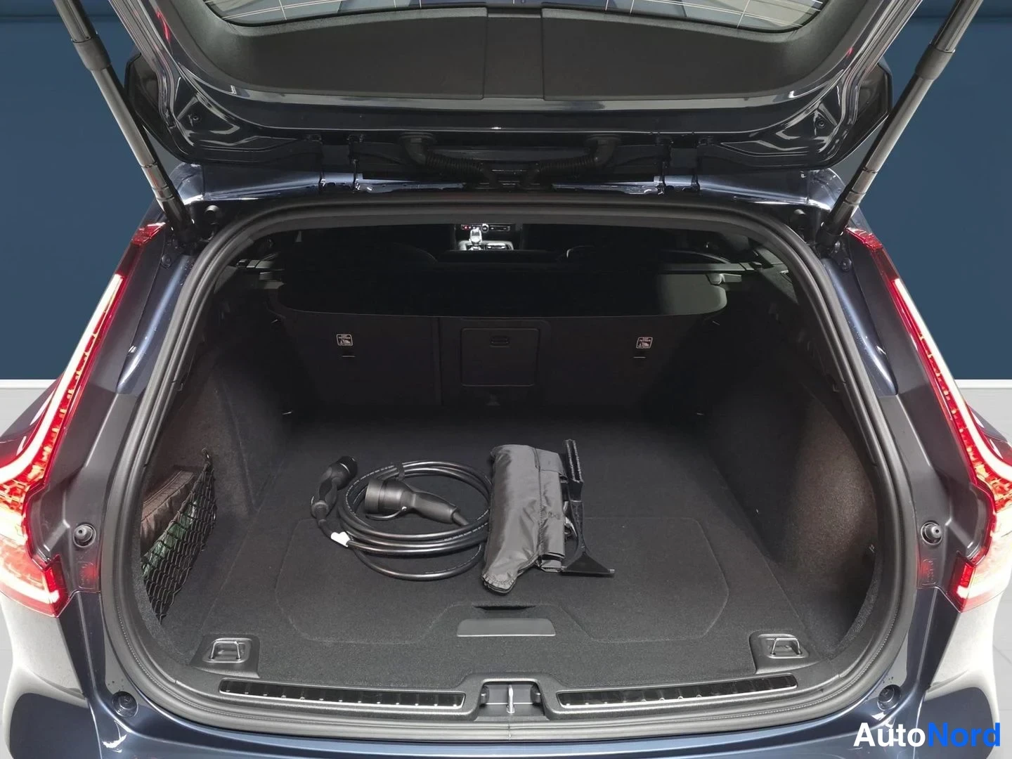Blå Volvo V60 2026, bild 11