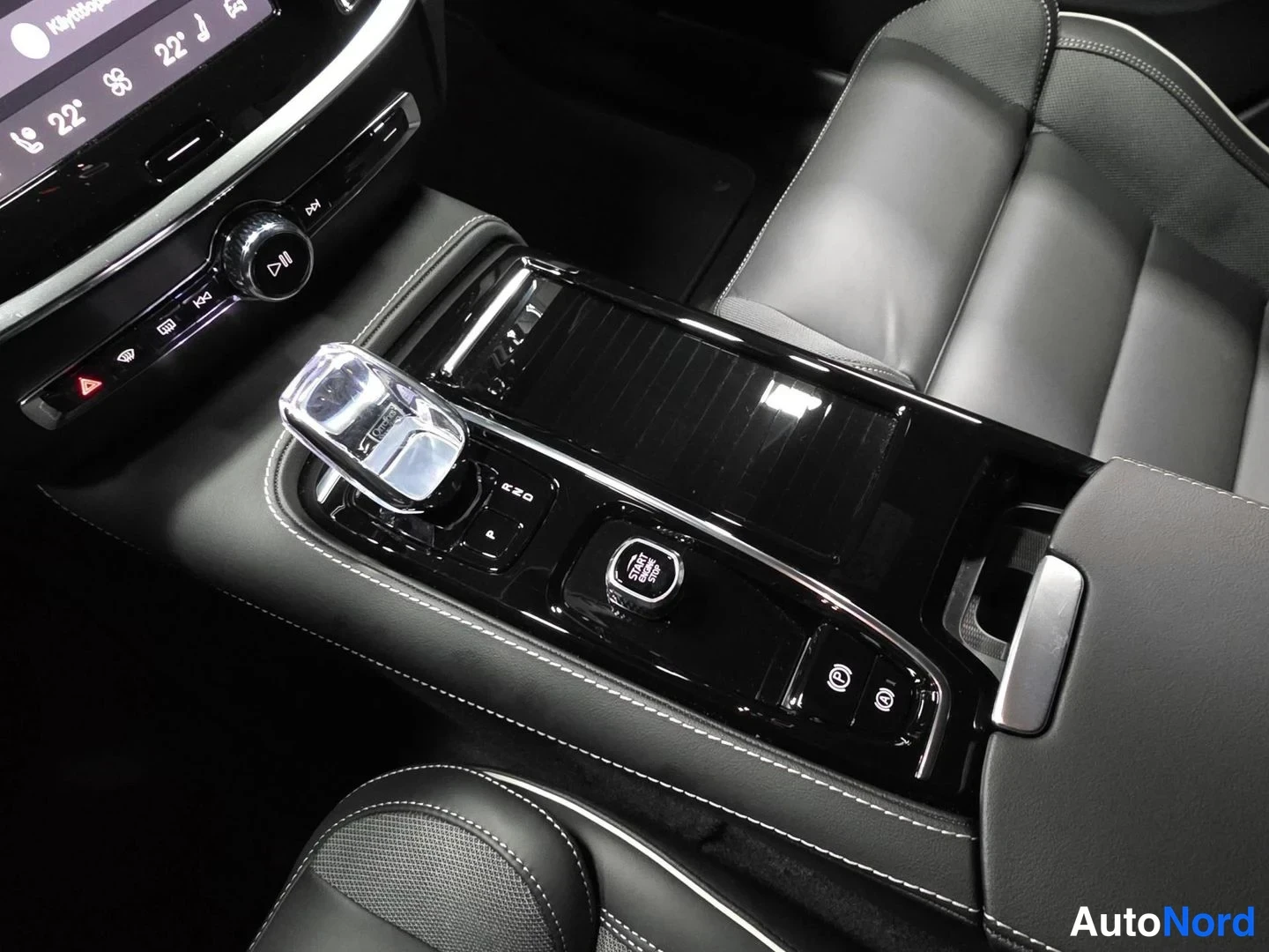 Blå Volvo V60 2026, bild 13