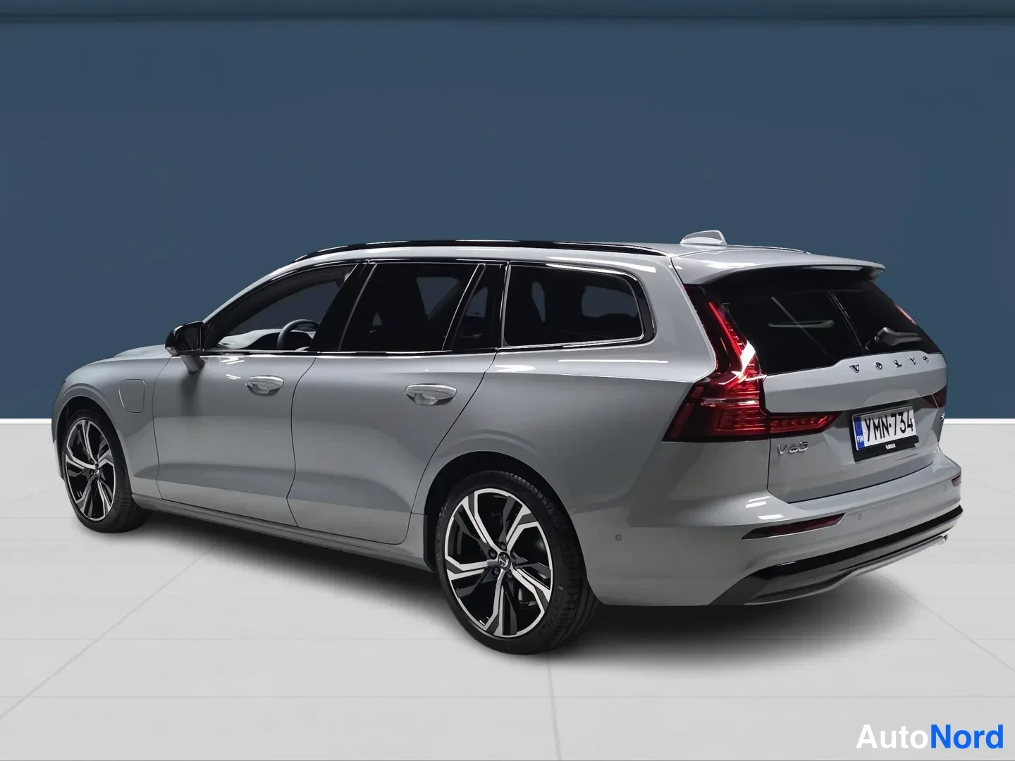 Harmaa Volvo V60 2026, takaviisto, kuva 5