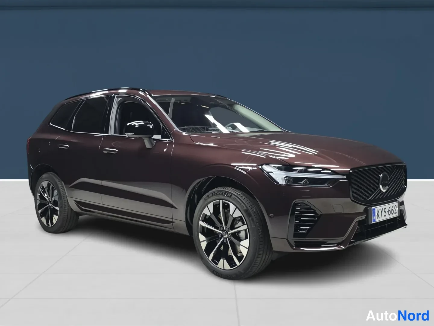 Röd Volvo XC60 2027, snett framifrån, fronten åt höger, bild 2