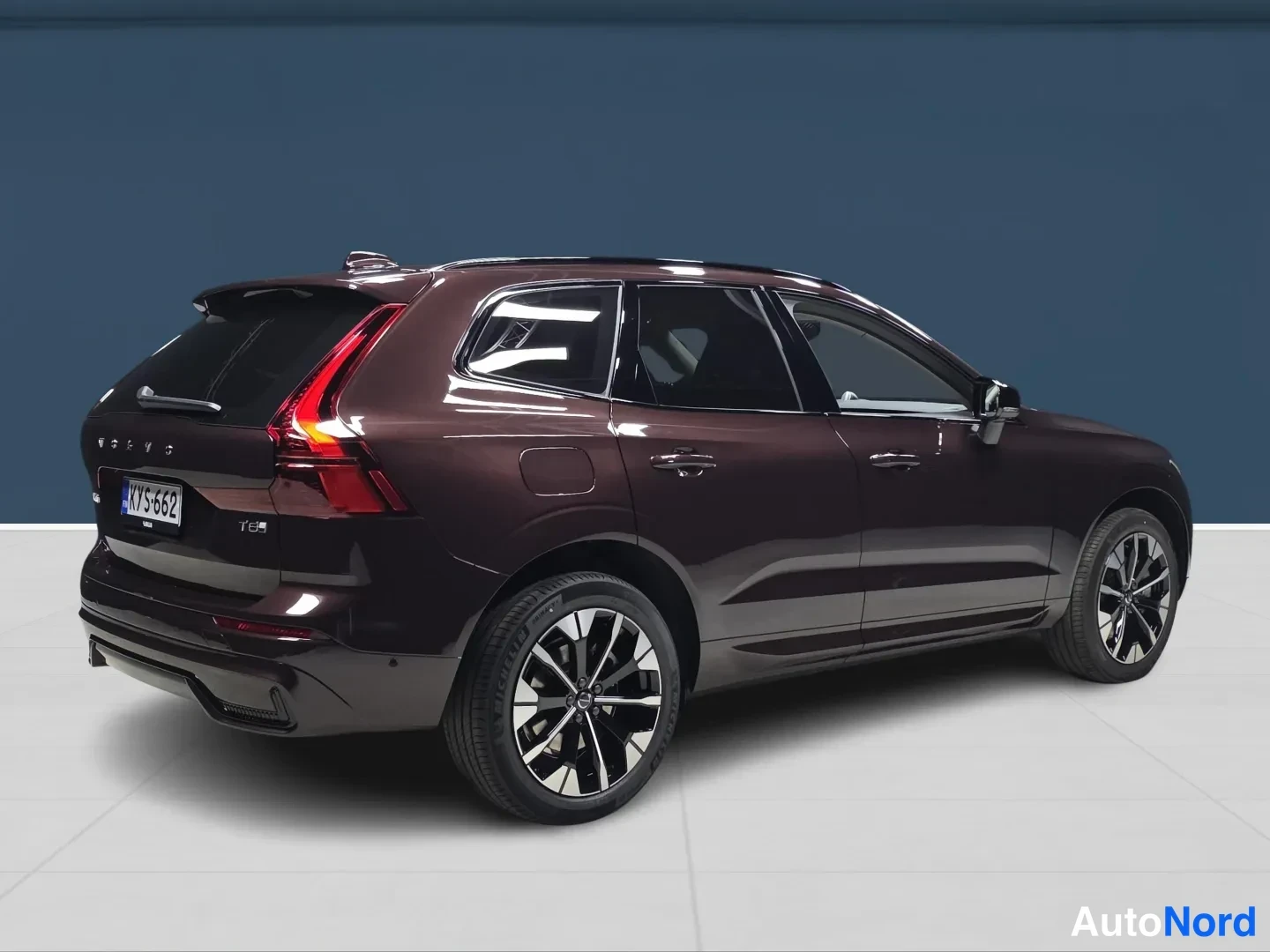 Röd Volvo XC60 2027, snett bakifrån, bild 4