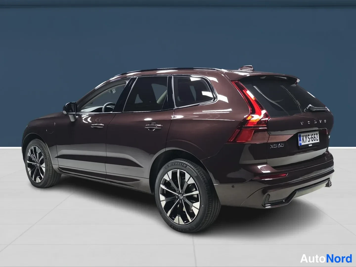 Röd Volvo XC60 2027, snett bakifrån, bild 5