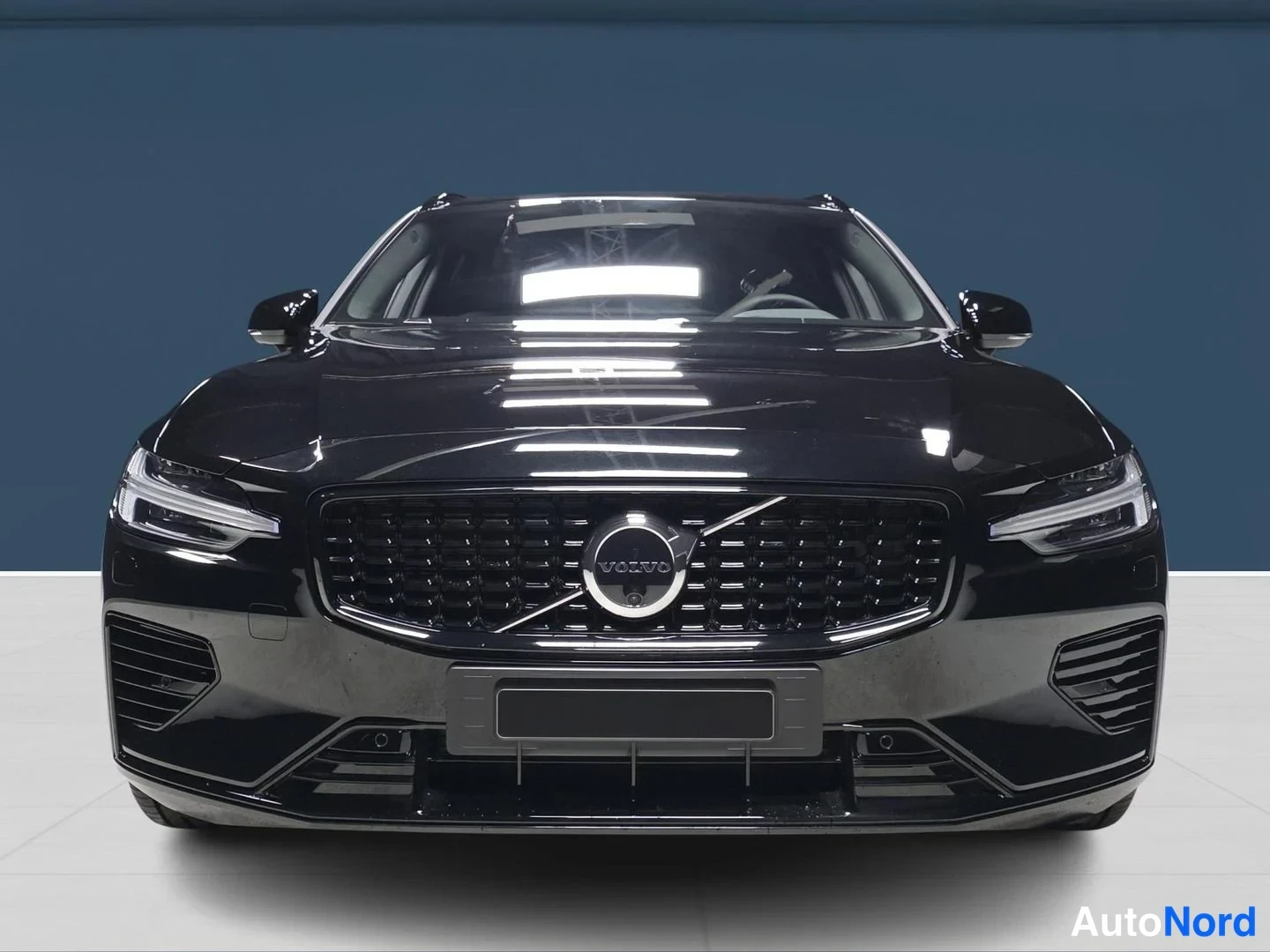 Musta Volvo V60 2026, edestä, kuva 3