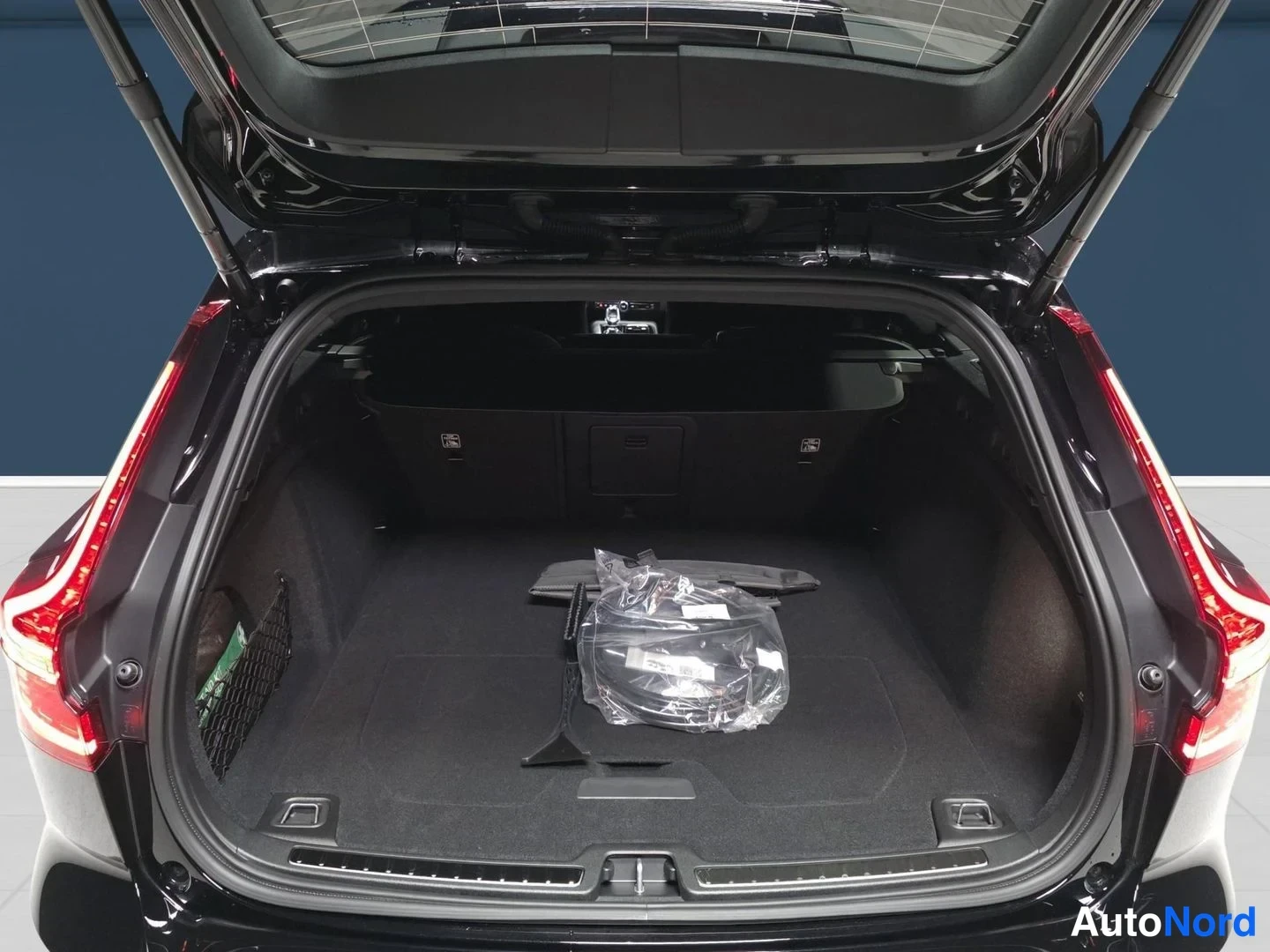Musta Volvo V60 2026, kuva 9