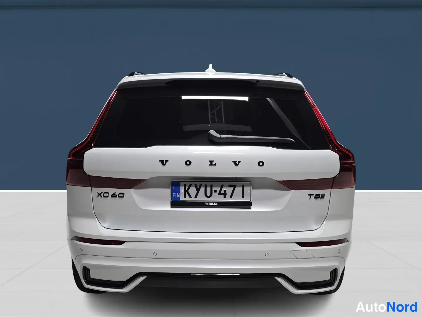 Valkoinen Volvo XC60 2027, takaa, kuva 6