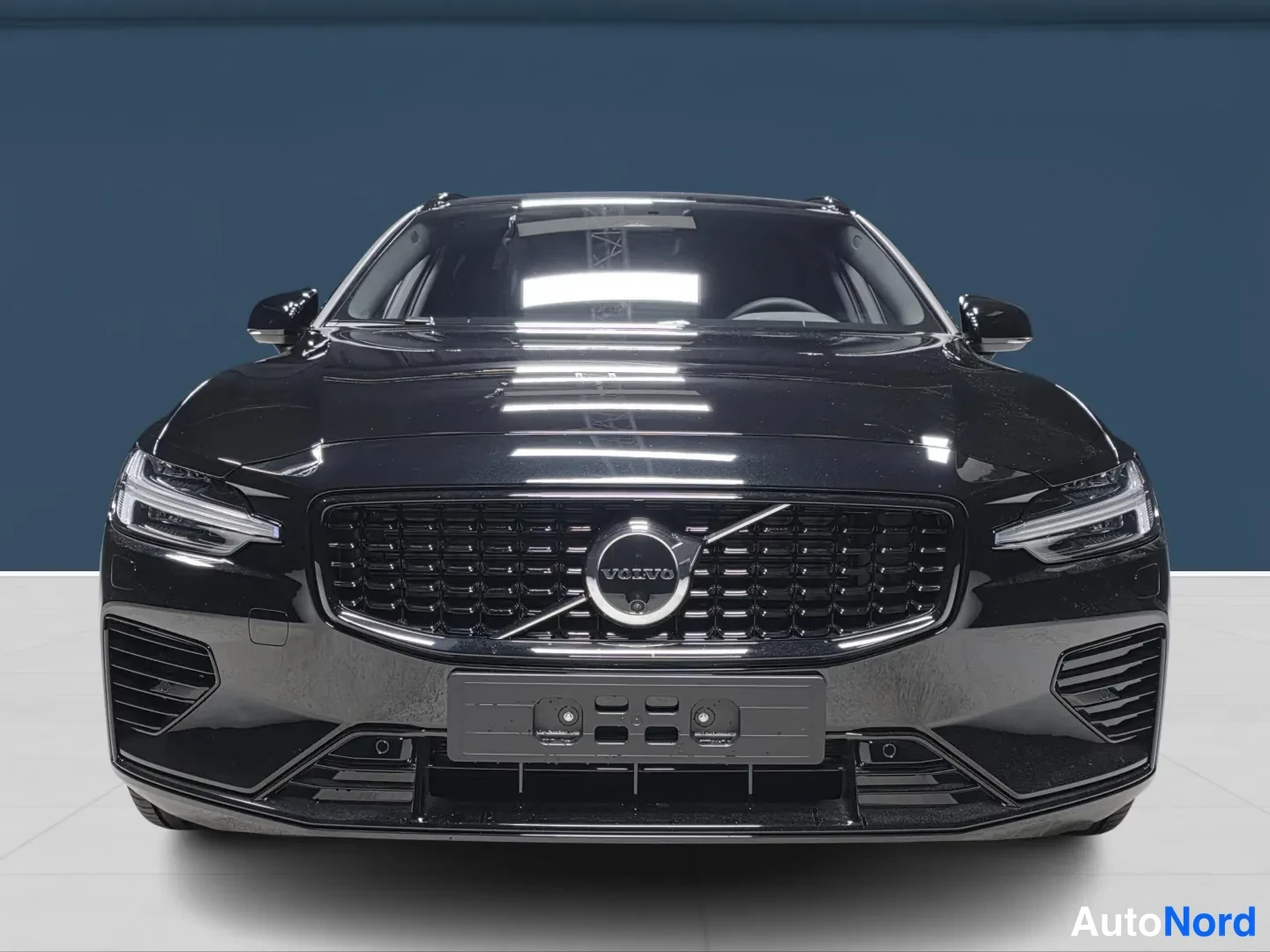 Musta Volvo V60 2026, edestä, kuva 3