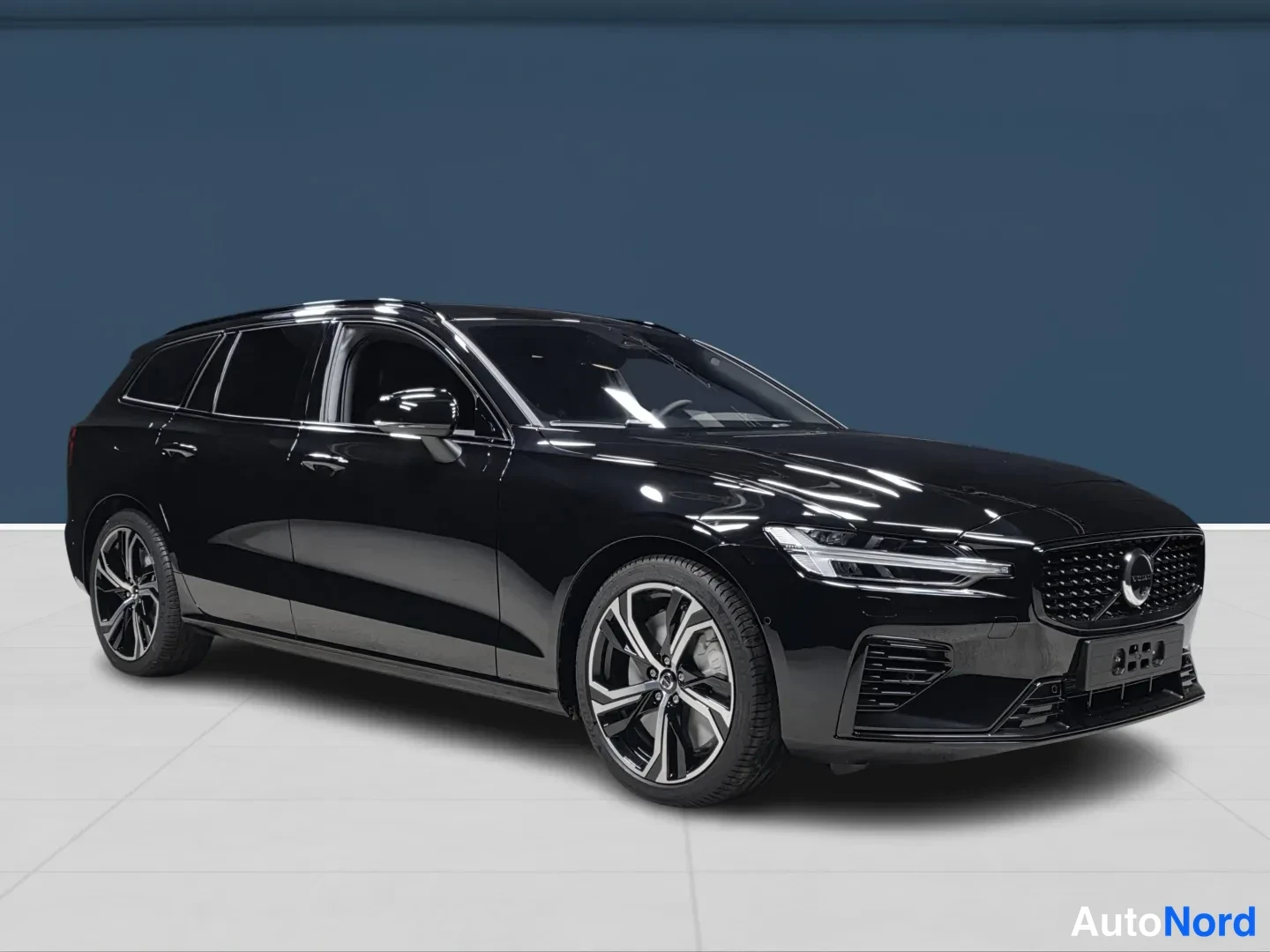 Musta Volvo V60 2026, etuviisto, keula oikealle, kuva 2