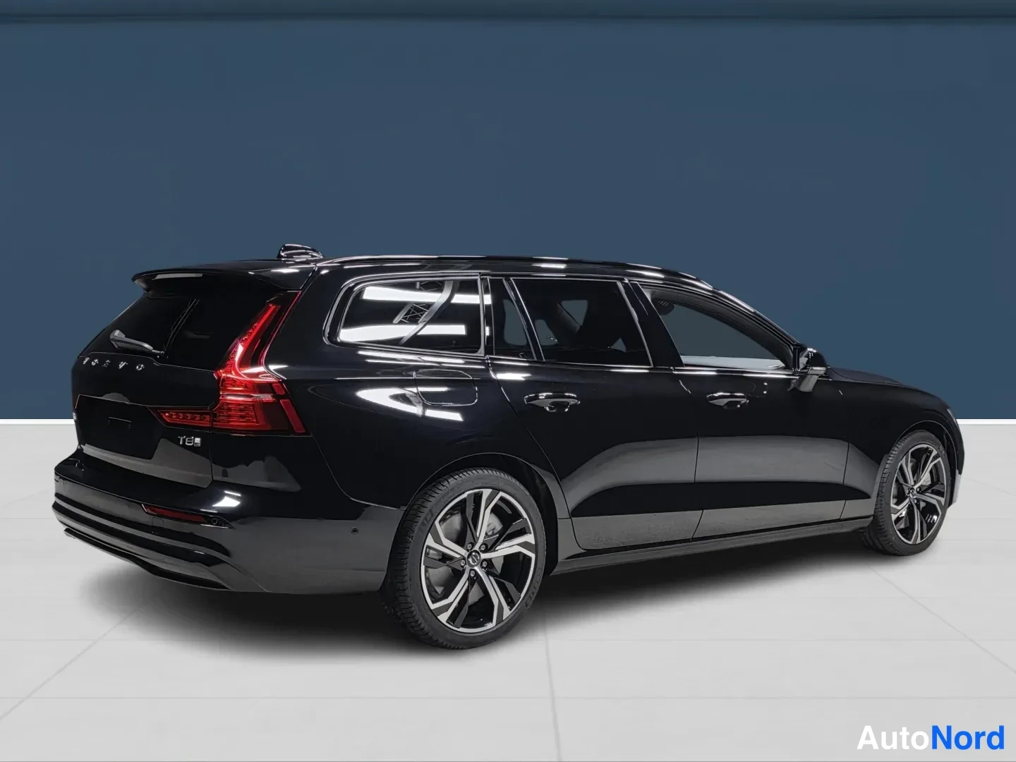 Musta Volvo V60 2026, takaviisto, kuva 5