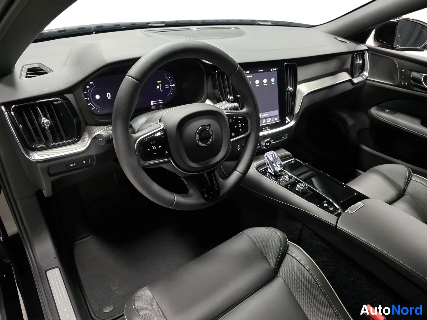 Musta Volvo V60 2026, ohjaamo, kuva 8
