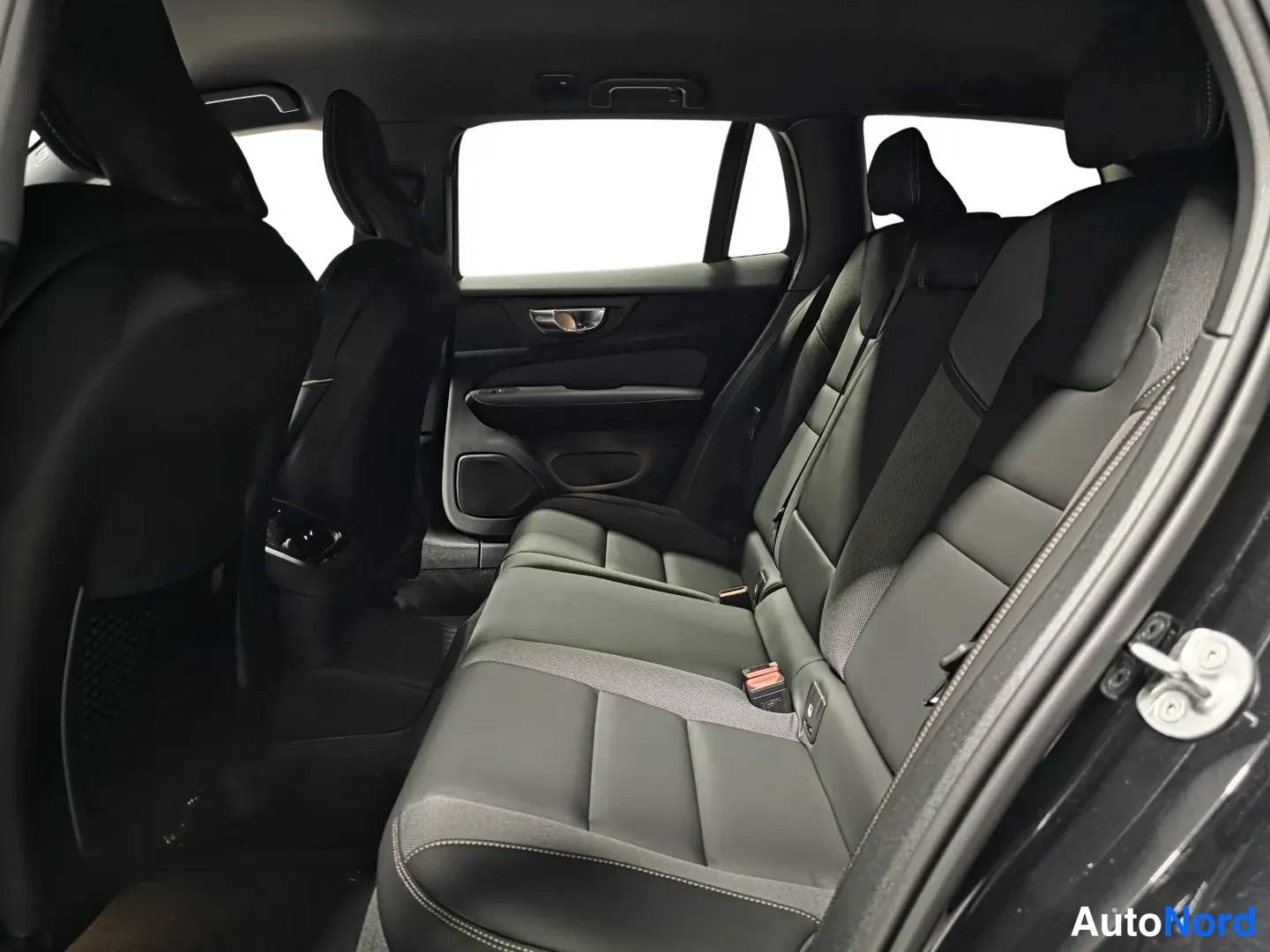 Musta Volvo V60 2026, takaistuimet, kuva 11