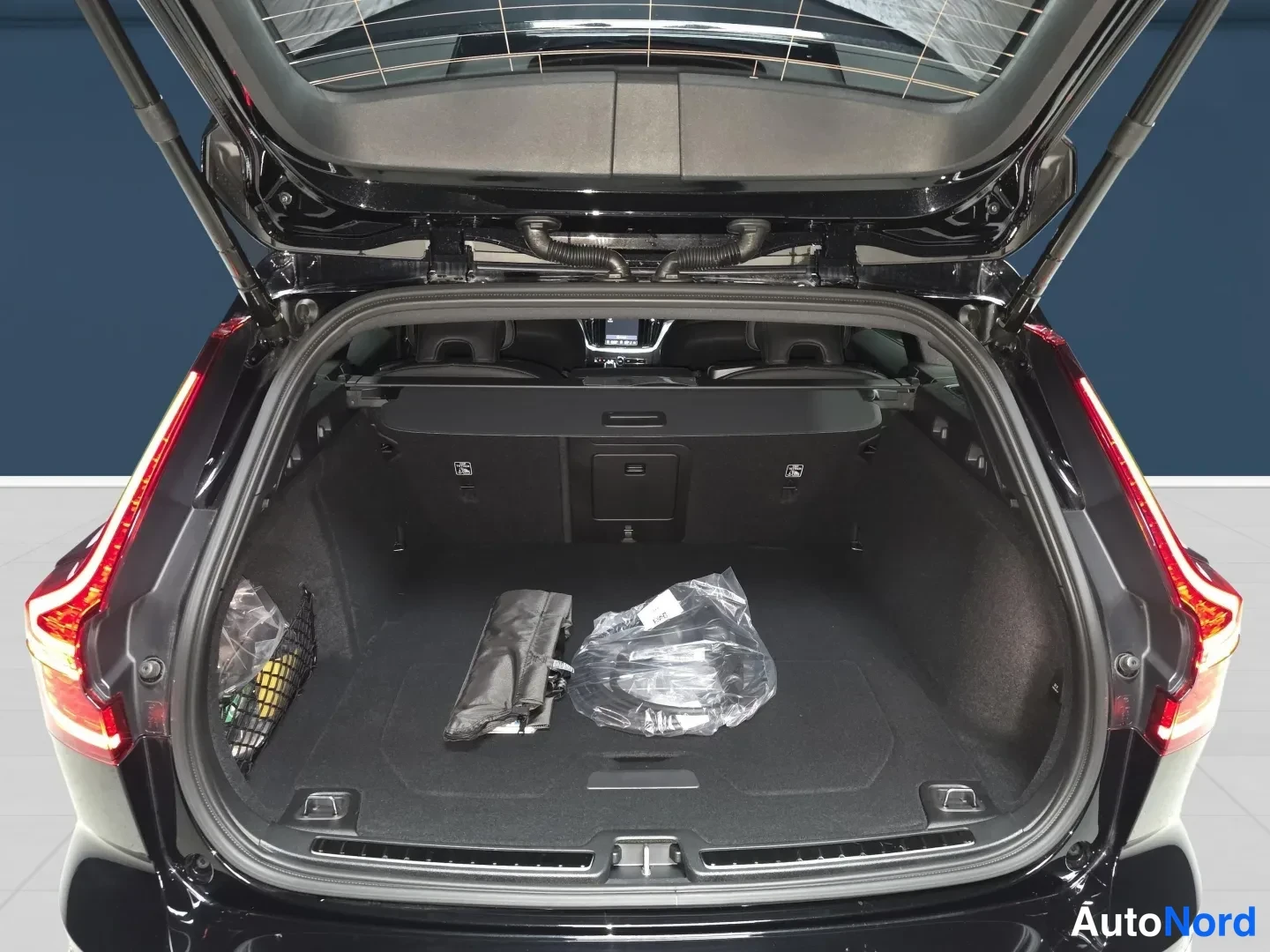 Musta Volvo V60 2026, tavaratila, kuva 12