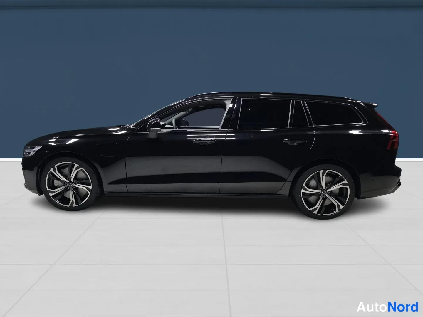 Musta Volvo V60 2026, sivulta, kuva 4