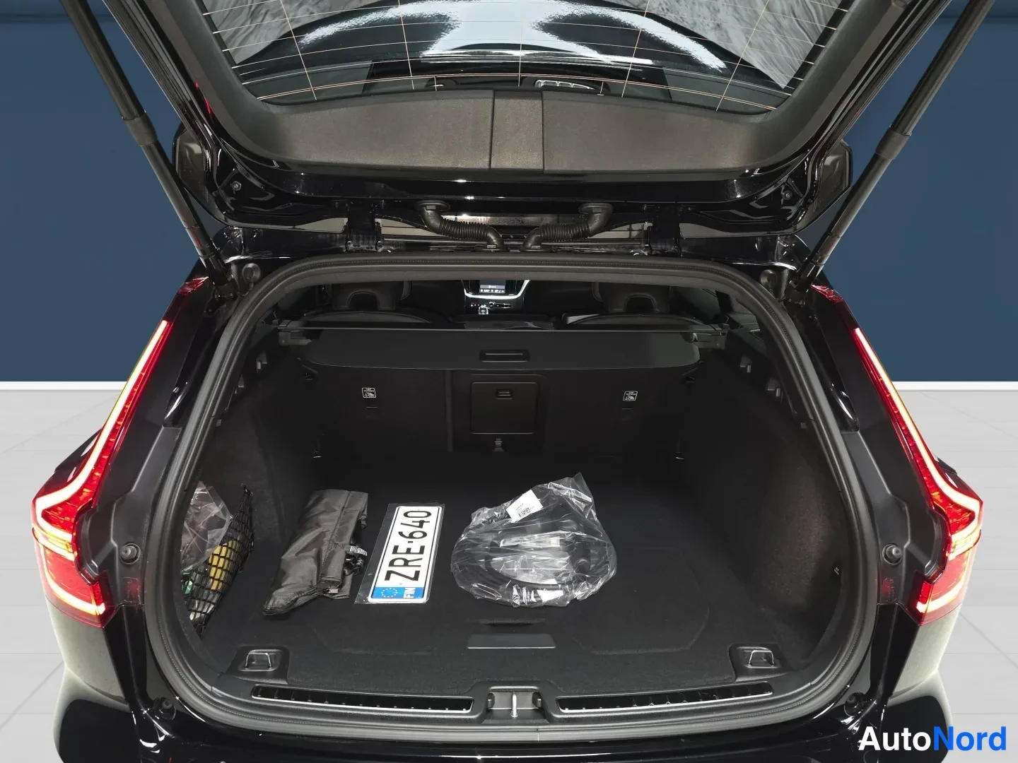 Musta Volvo V60 2026, tavaratila, kuva 13