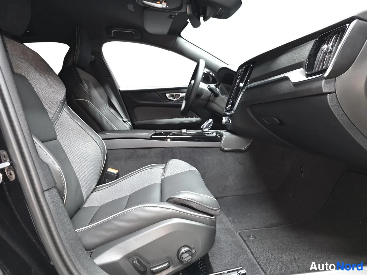 Musta Volvo V60 2026, etuistuimet, kuva 10