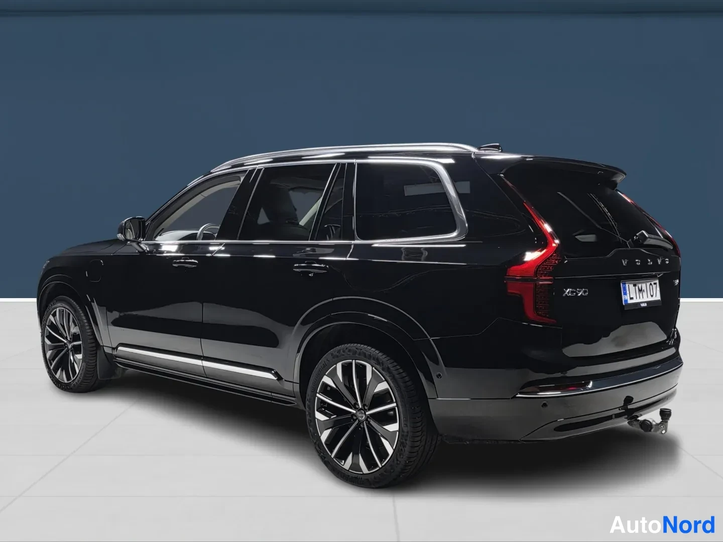 Svart Volvo XC90 2026, snett bakifrån, bild 5