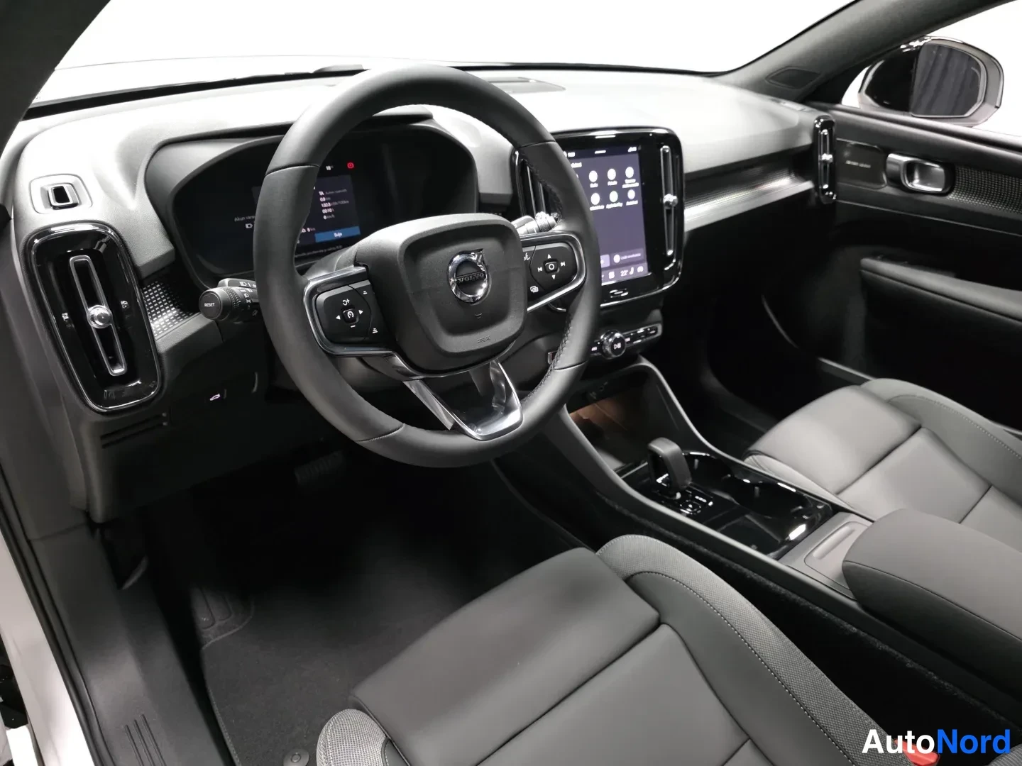 Valkoinen Volvo EC40 2027, kuva 10