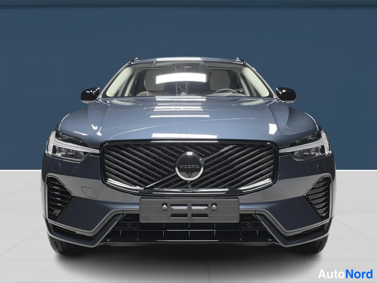 Sininen Volvo XC60 2027, edestä, kuva 3