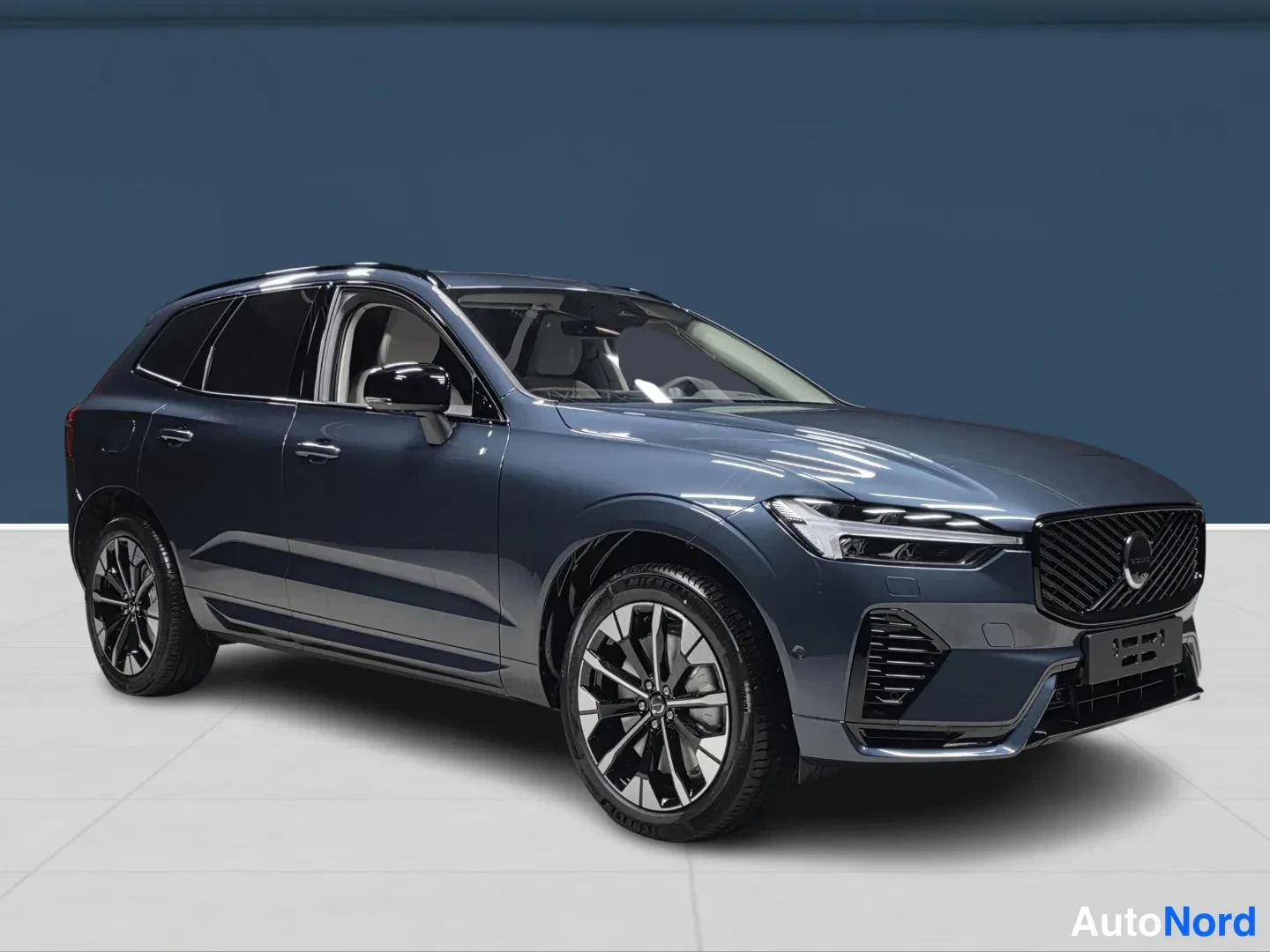 Sininen Volvo XC60 2027, etuviisto, keula oikealle, kuva 2