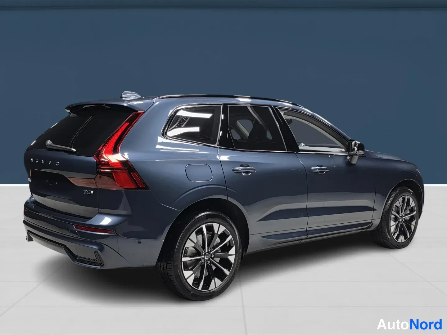 Sininen Volvo XC60 2027, takaviisto, kuva 4