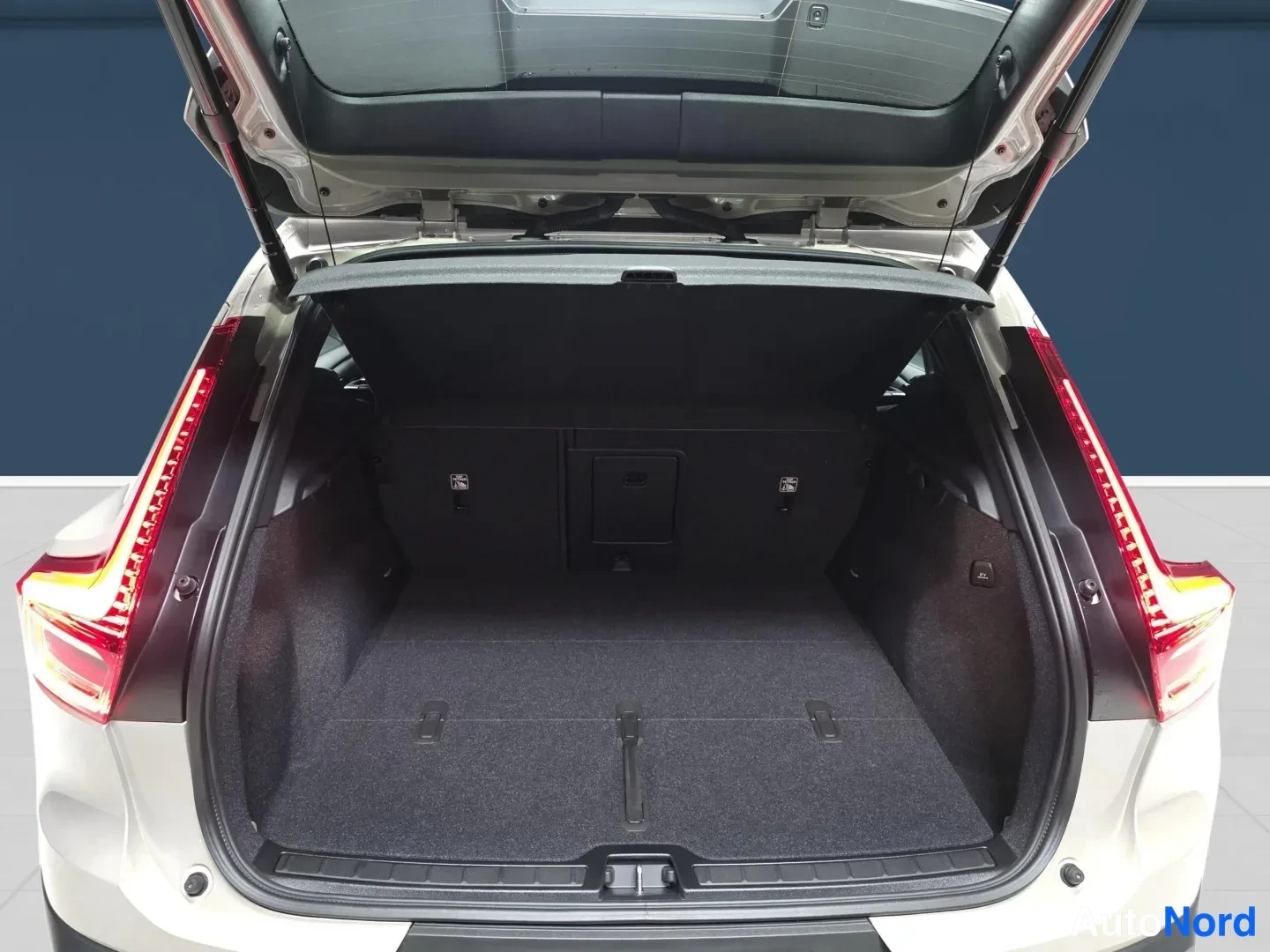 Beige Volvo XC40 2027, bakifrån, bild 7