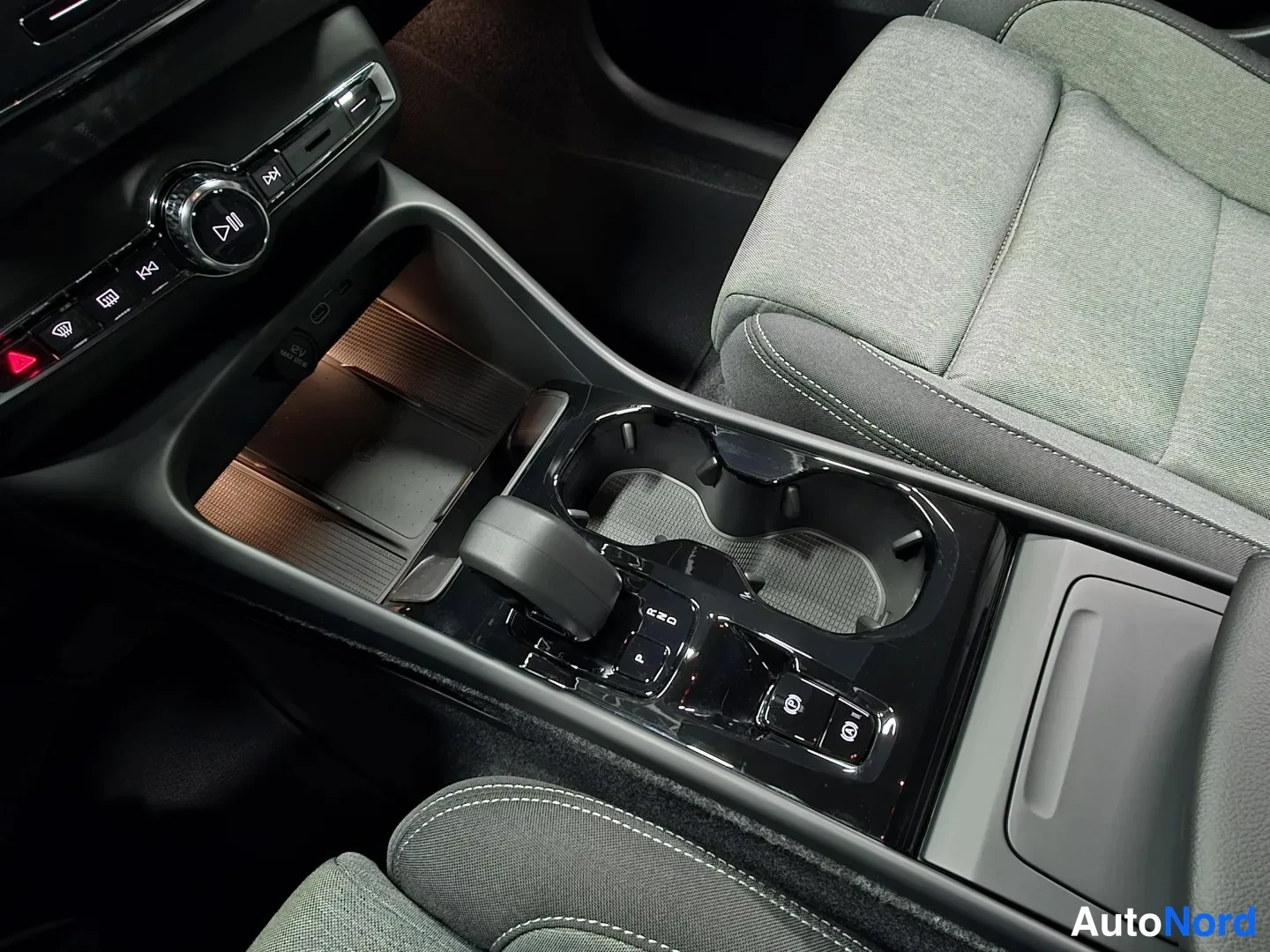 Beige Volvo XC40 2027, bild 13