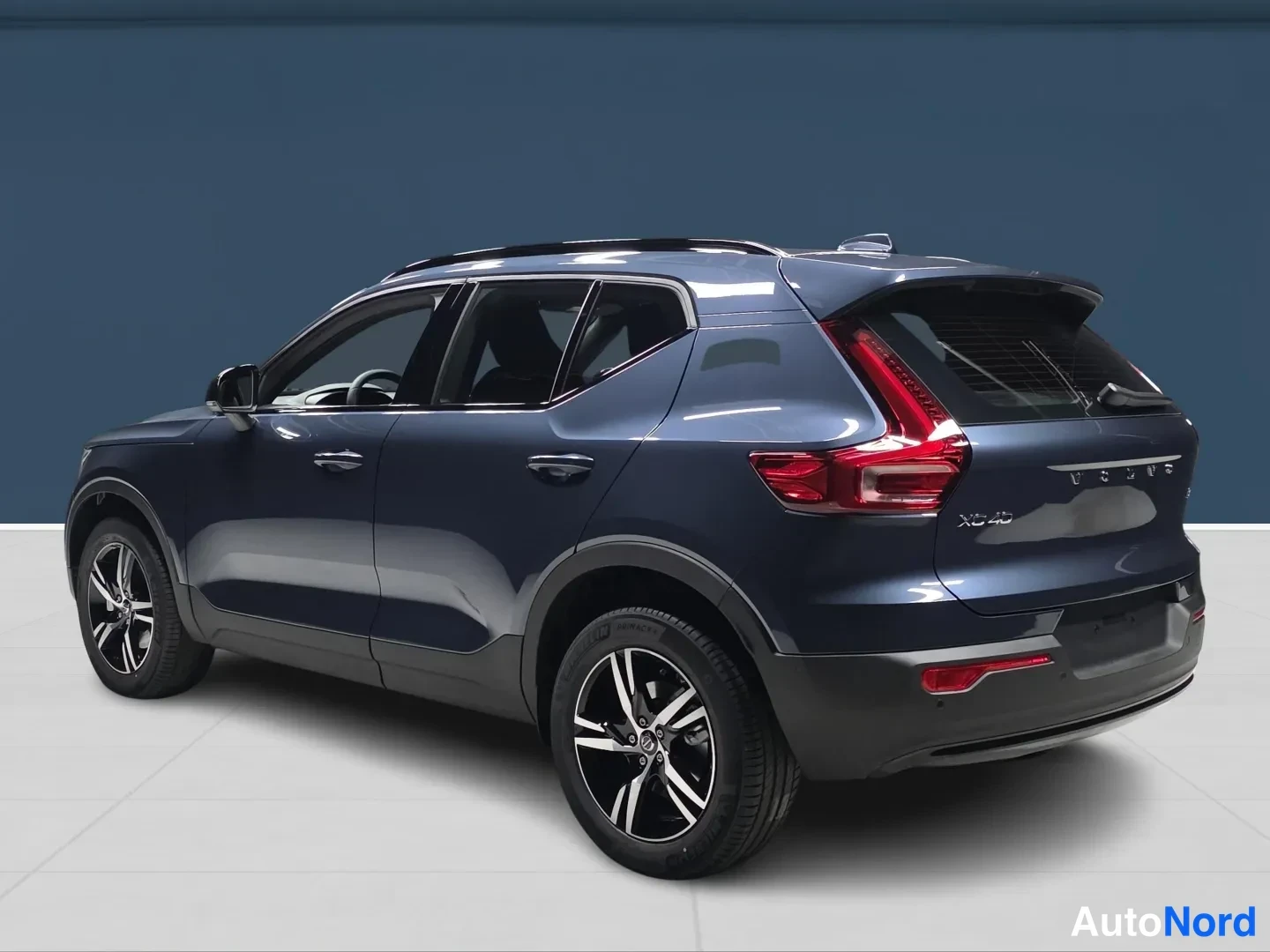 Blue Volvo XC40 2027, rear three-quarter, photo 4