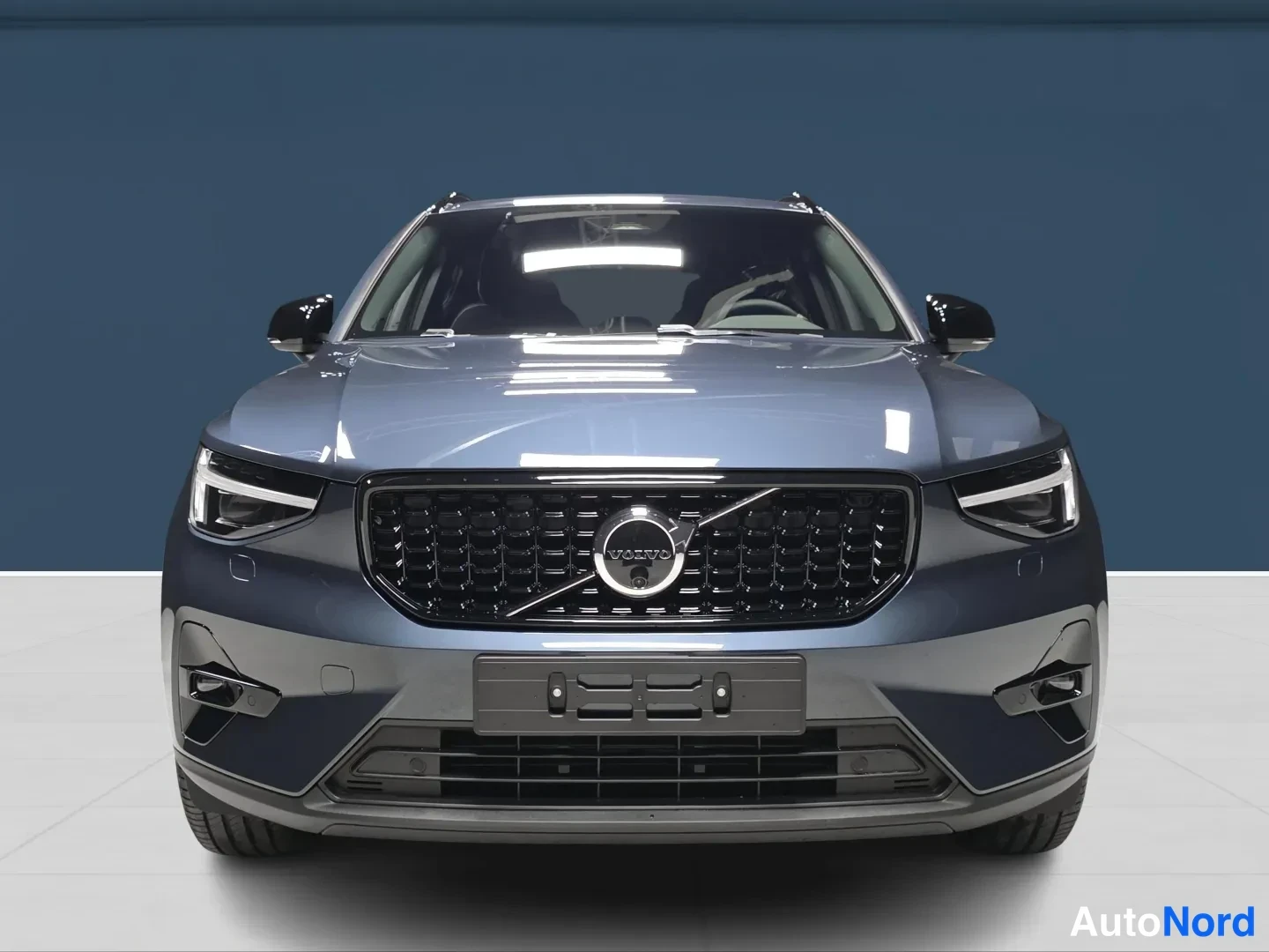 Sininen Volvo XC40 2027, edestä, kuva 3