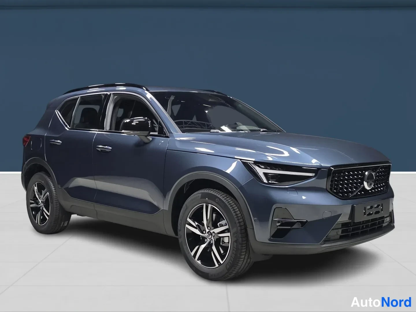 Sininen Volvo XC40 2027, etuviisto, keula oikealle, kuva 2
