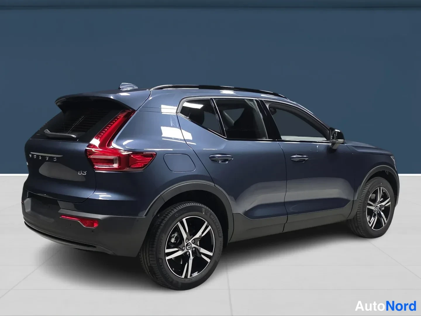 Sininen Volvo XC40 2027, takaviisto, kuva 5