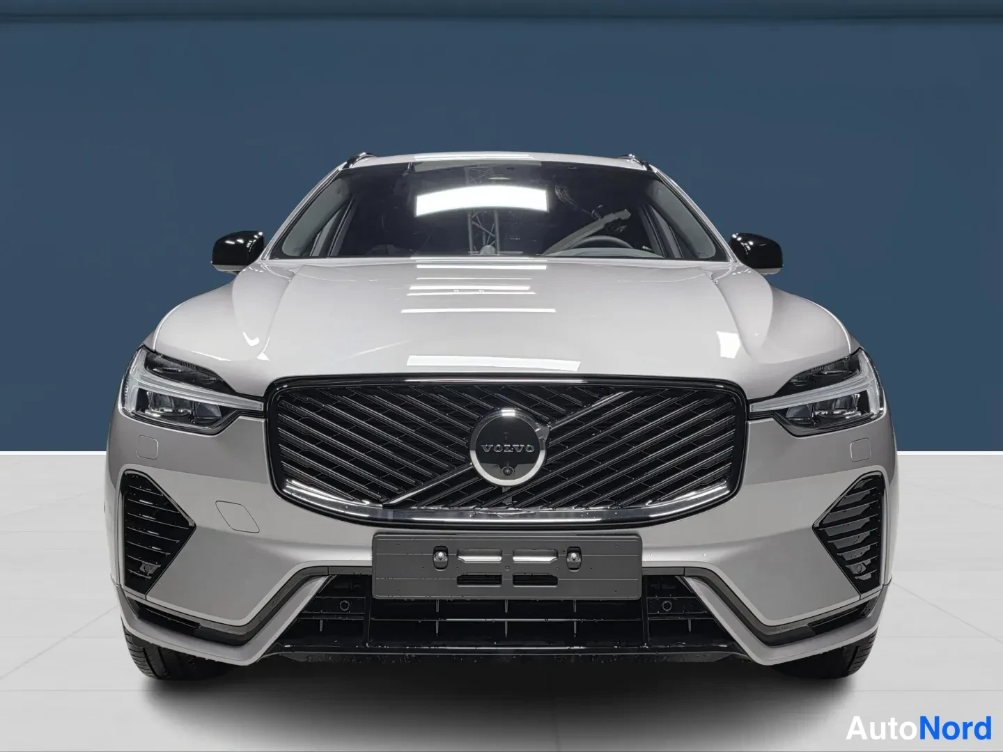 Hopea Volvo XC60 2027, edestä, kuva 3