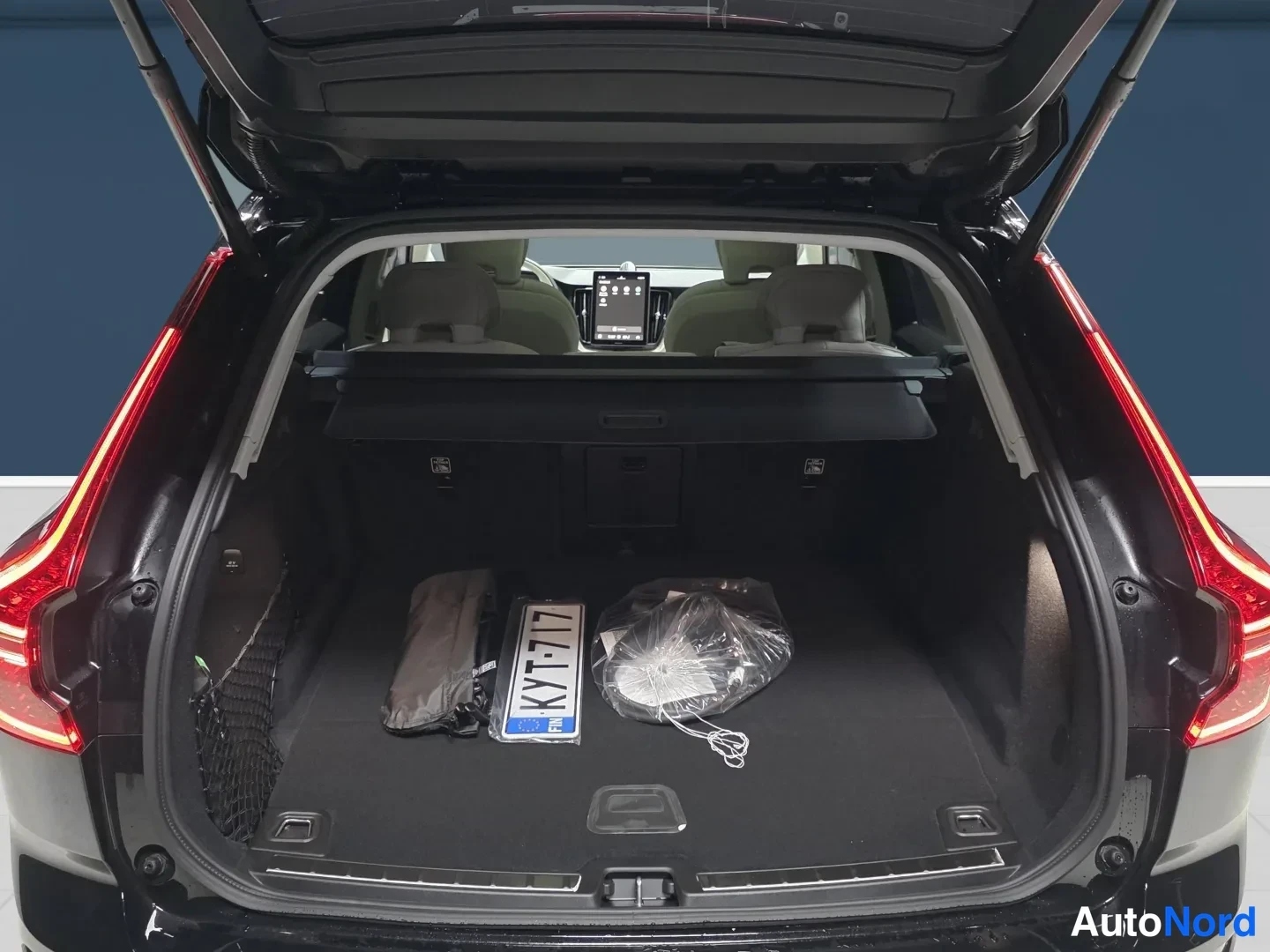 Musta Volvo XC60 2027, takaa, kuva 7