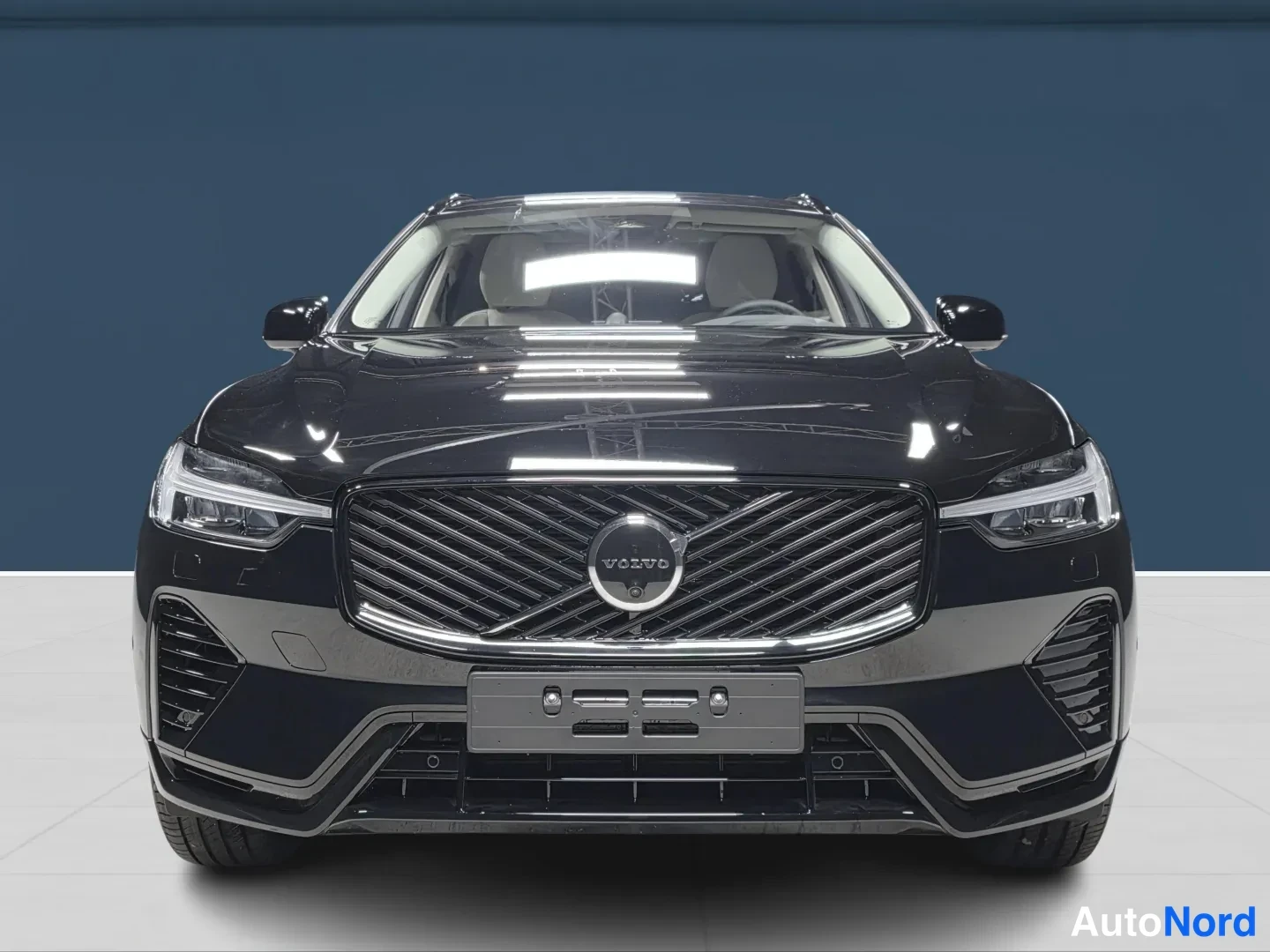 Musta Volvo XC60 2027, edestä, kuva 3