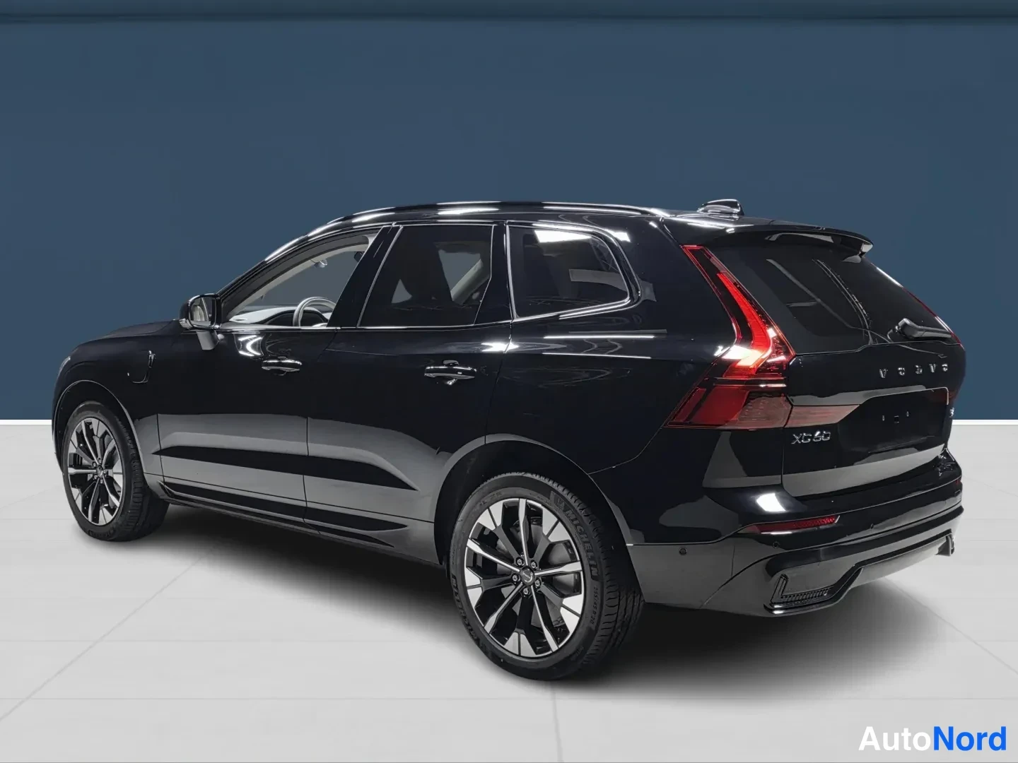 Musta Volvo XC60 2027, takaviisto, kuva 5