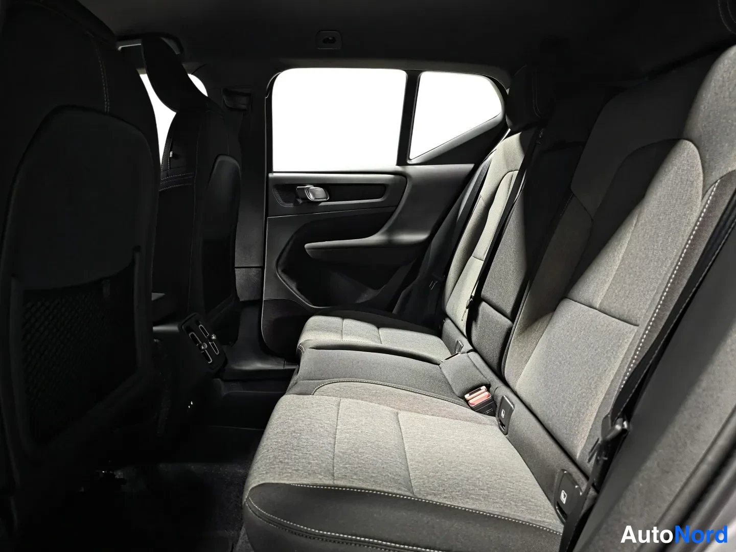 Vihreä Volvo XC40 2027, kuva 10