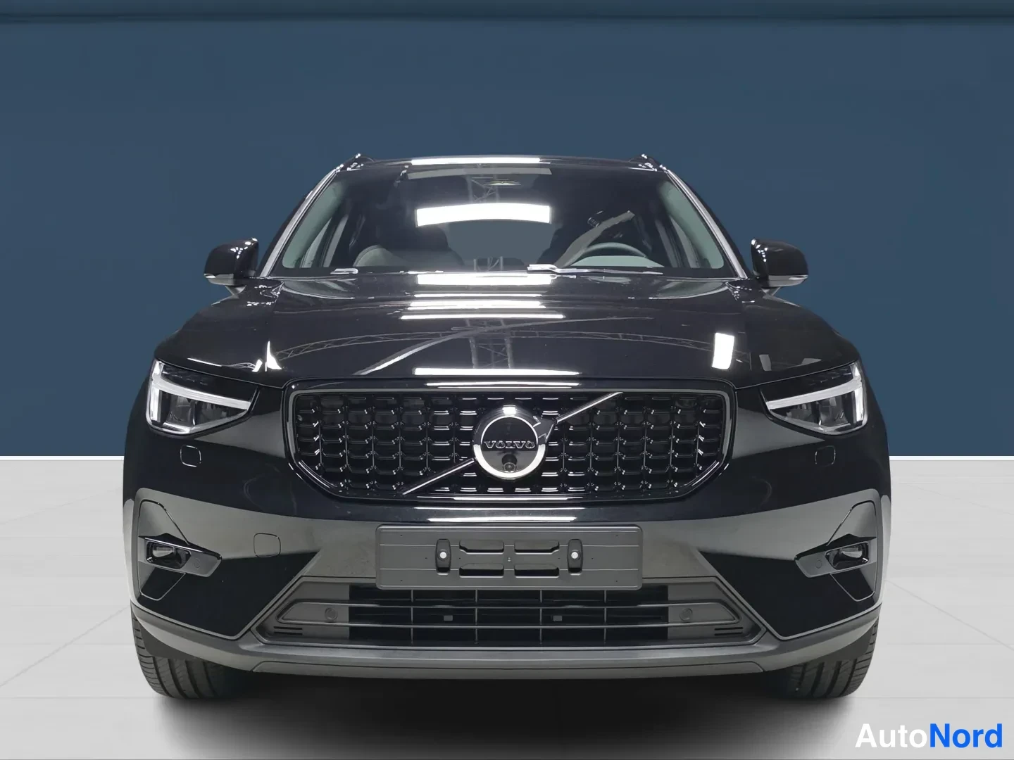 Musta Volvo XC40 2027, edestä, kuva 3