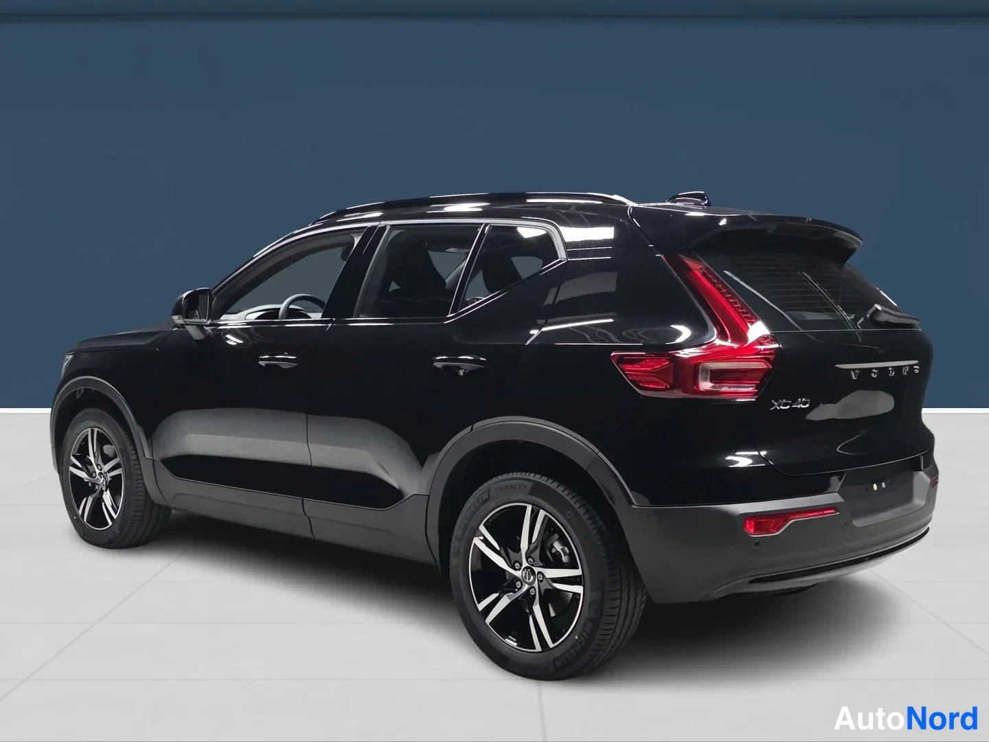 Musta Volvo XC40 2027, takaviisto, kuva 4