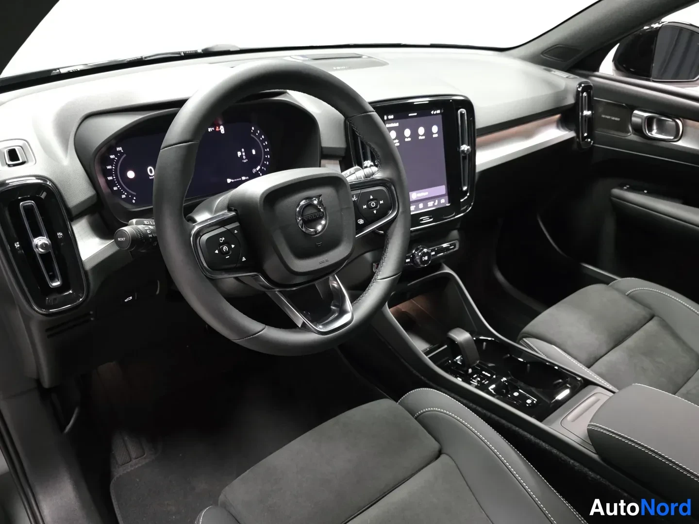 Vihreä Volvo XC40 2027, kuva 10